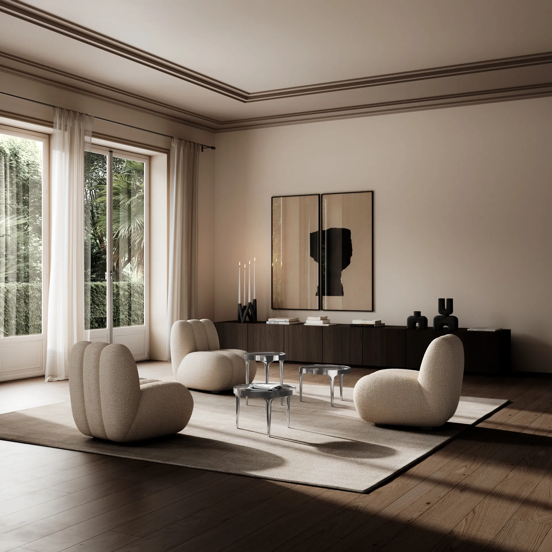 Salon 101 Copenhagen: trois fauteuils bouclés beiges incurvés, trois tables basses métalliques et vases sculpturaux noirs.