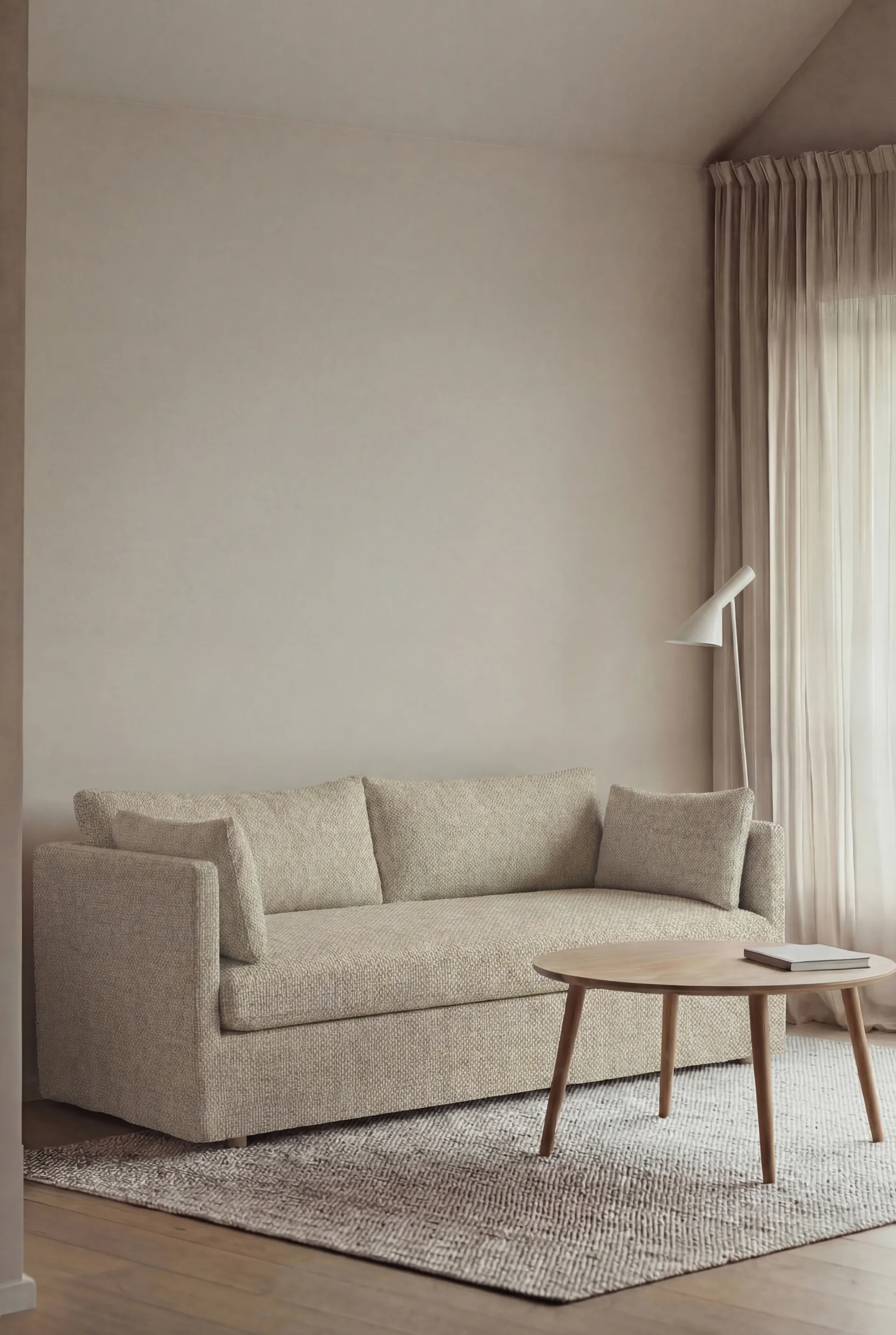 Canapé Linnevik, Bern beige 0341-chêne blanchi à l’huile, 2 places, avec jupe 1898