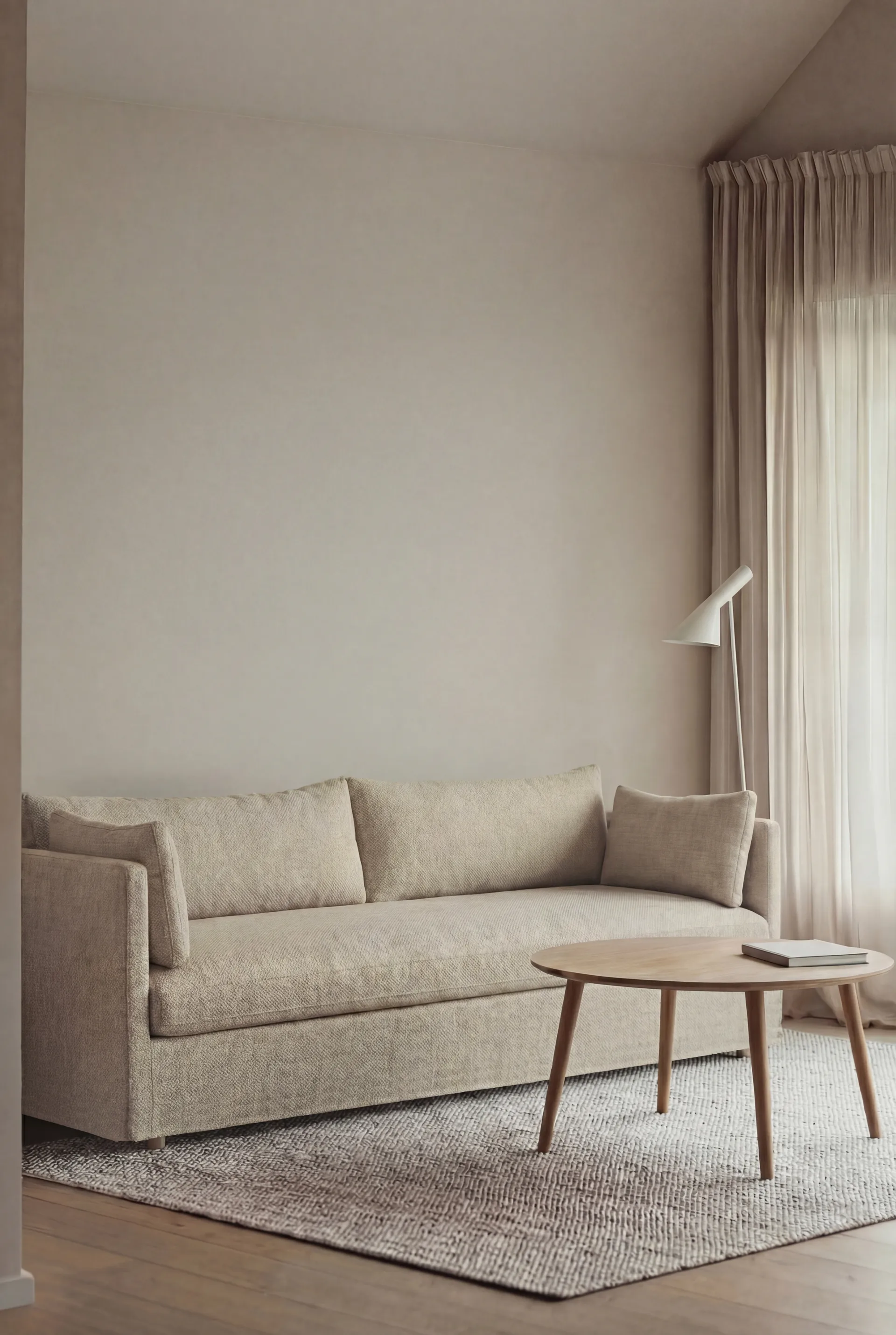 Canapé Linnevik, Bern beige 0341-chêne blanchi à l’huile, 4 places, avec jupe 1898