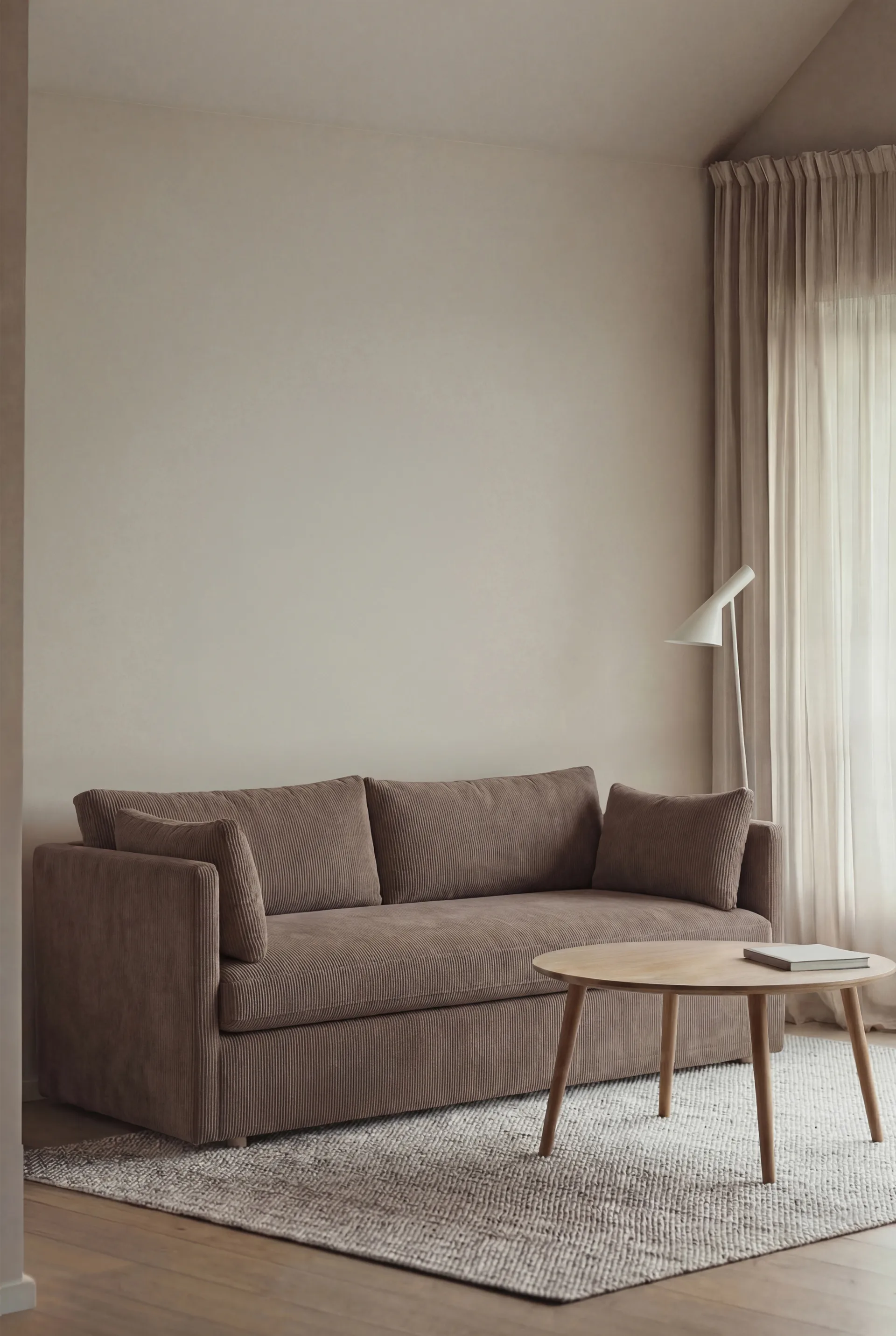 Canapé Linnevik, Jump brown 1955-chêne blanchi à l’huile, 2 places, avec jupe 1898