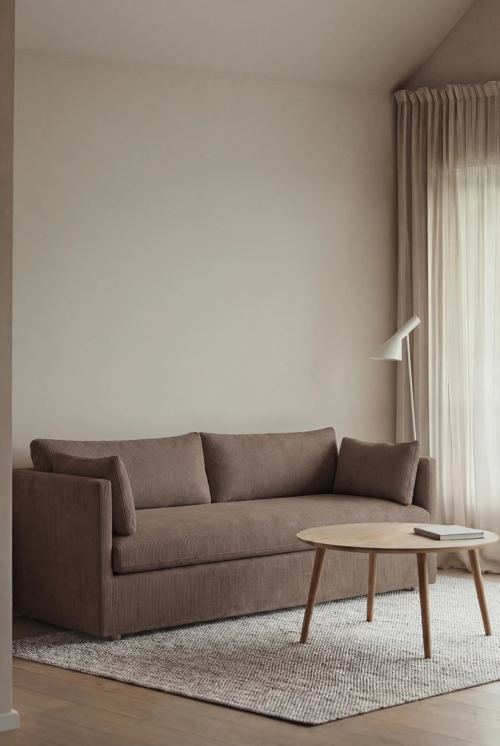 Canapé Linnevik, Jump brown 1955-chêne blanchi à l’huile, 3 places, avec jupe 1898