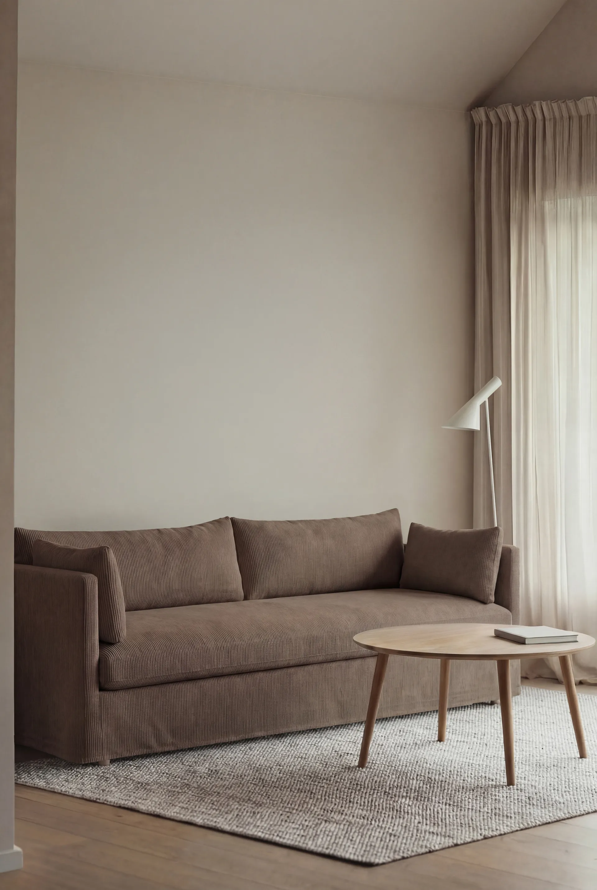 Canapé Linnevik, Jump brown 1955-chêne blanchi à l’huile, 4 places, avec jupe 1898