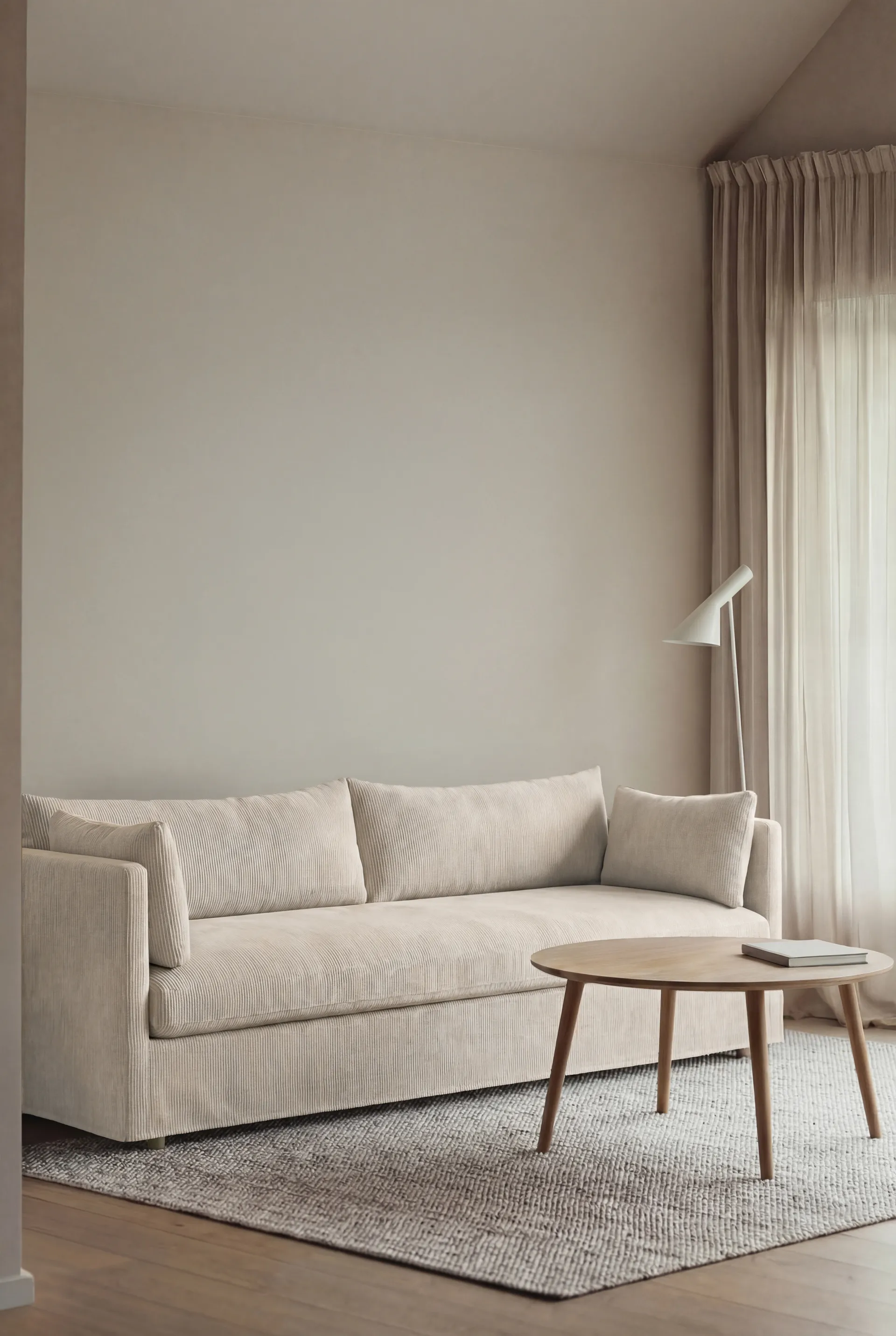 Canapé Linnevik, Jump off white 1954-chêne blanchi à l’huile, 4 places, avec jupe 1898