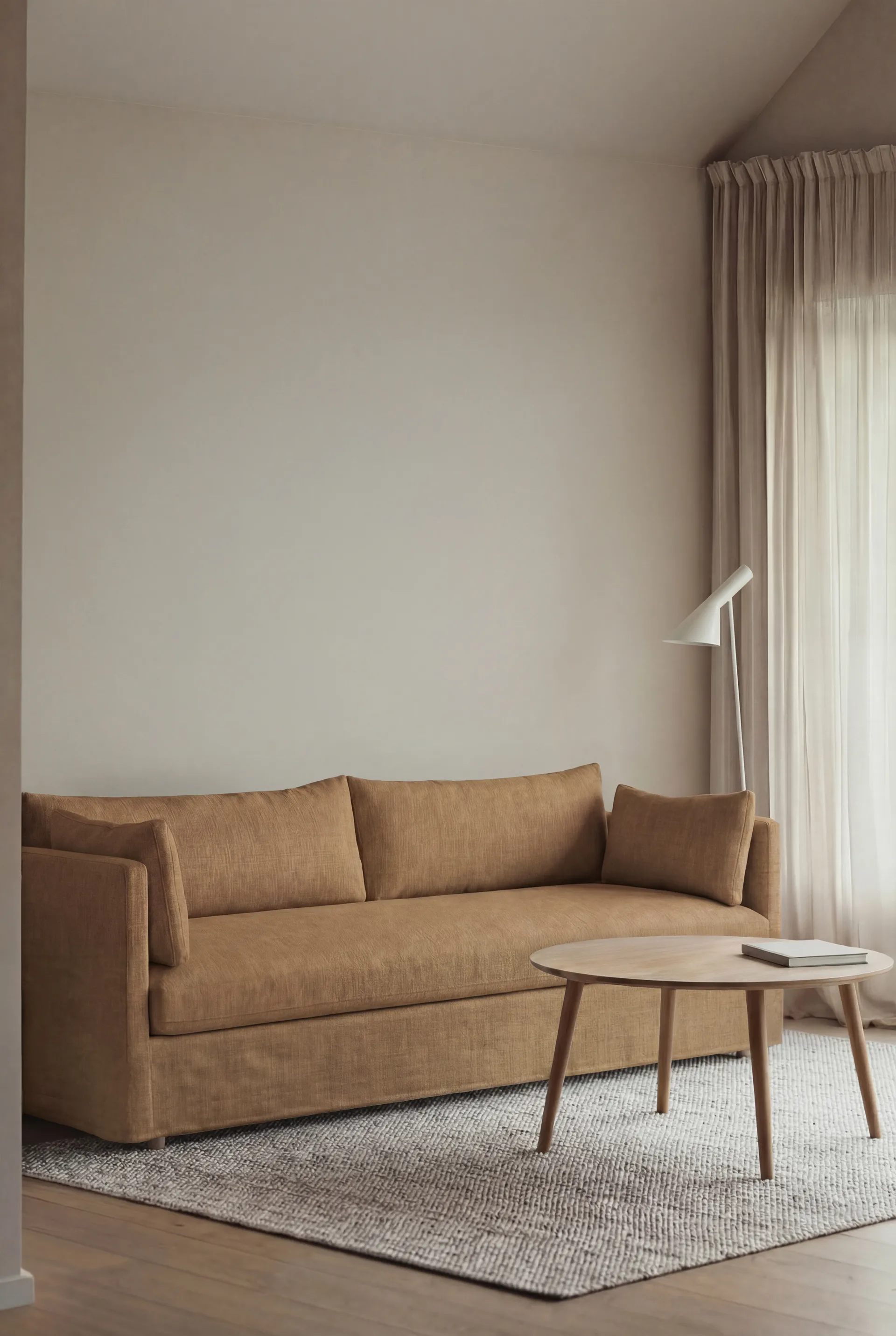 Canapé Linnevik, Same Ochre 6676-chêne blanchi à l’huile, 4 places, avec jupe 1898