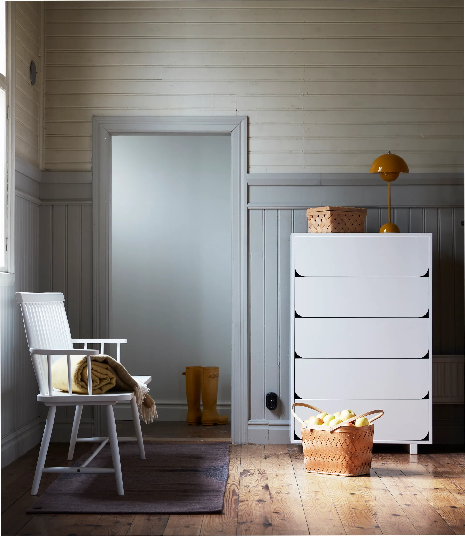 Commode haute Vidja, laqué blanc, 5 tiroirs 1898