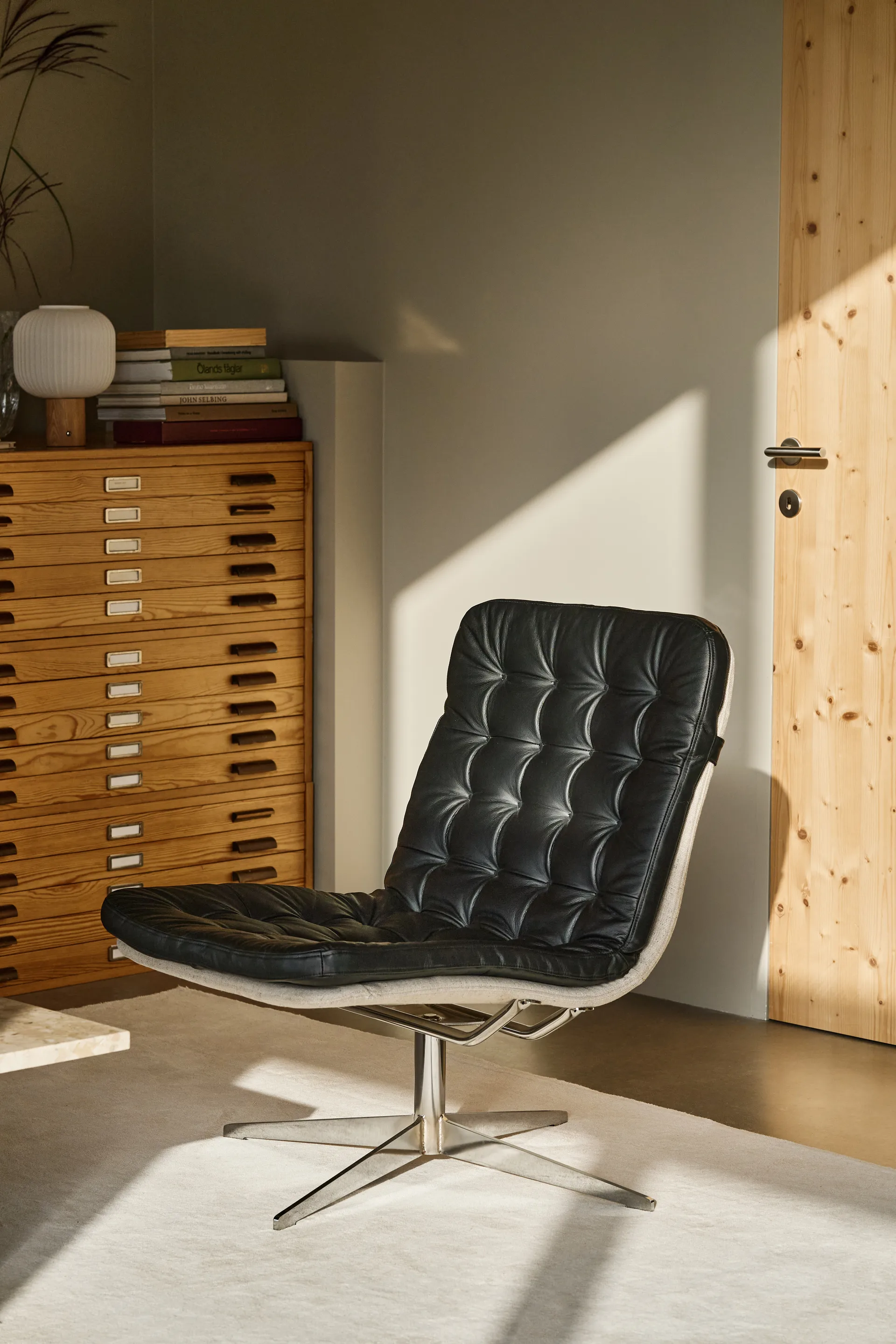 Fauteuil Loholm avec fonction pivotante, Bern 0341 chêne beige-noir cuir huilé 1898