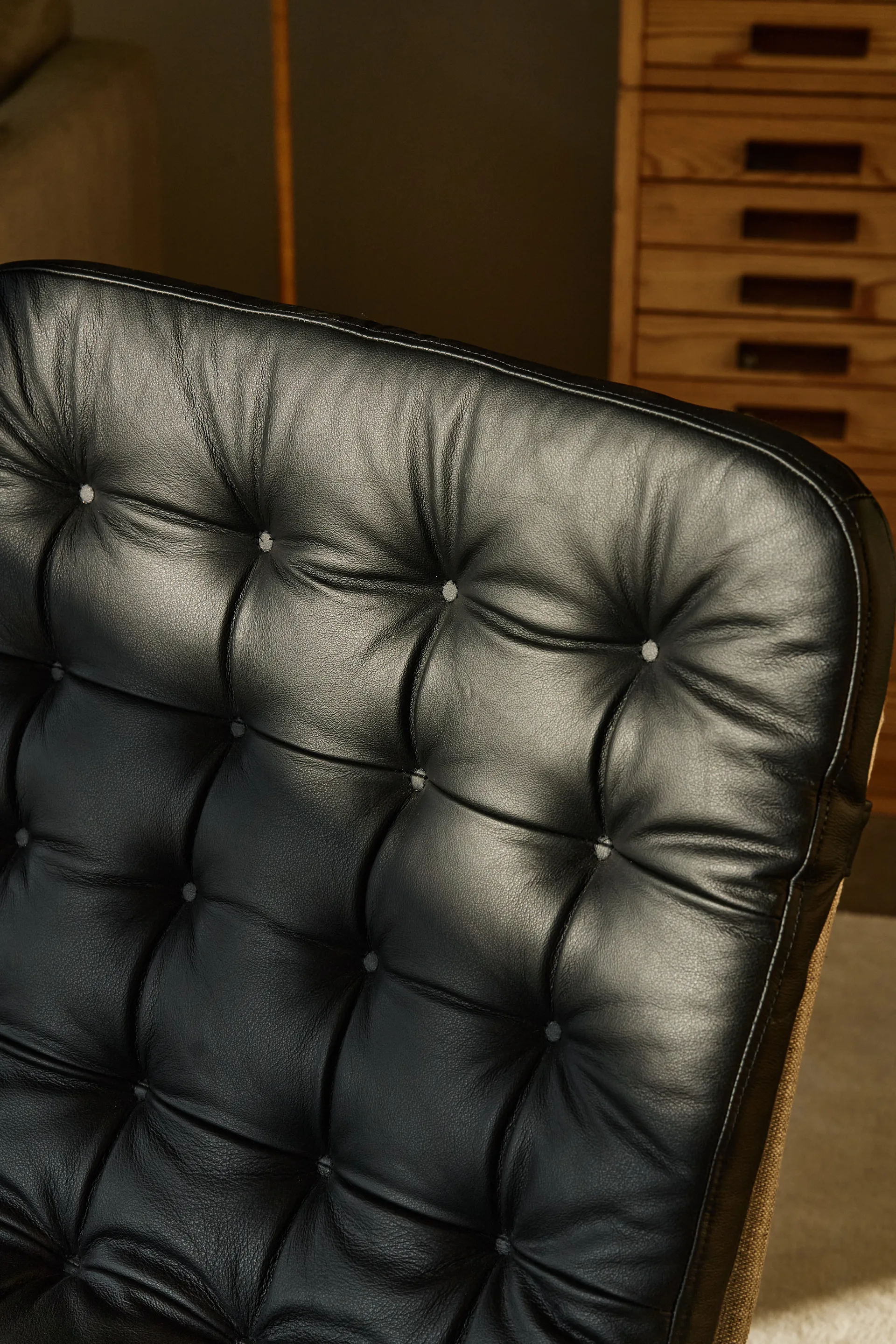 Fauteuil Loholm avec fonction pivotante, Noir cuir huilé-Bern Beige 0341 1898