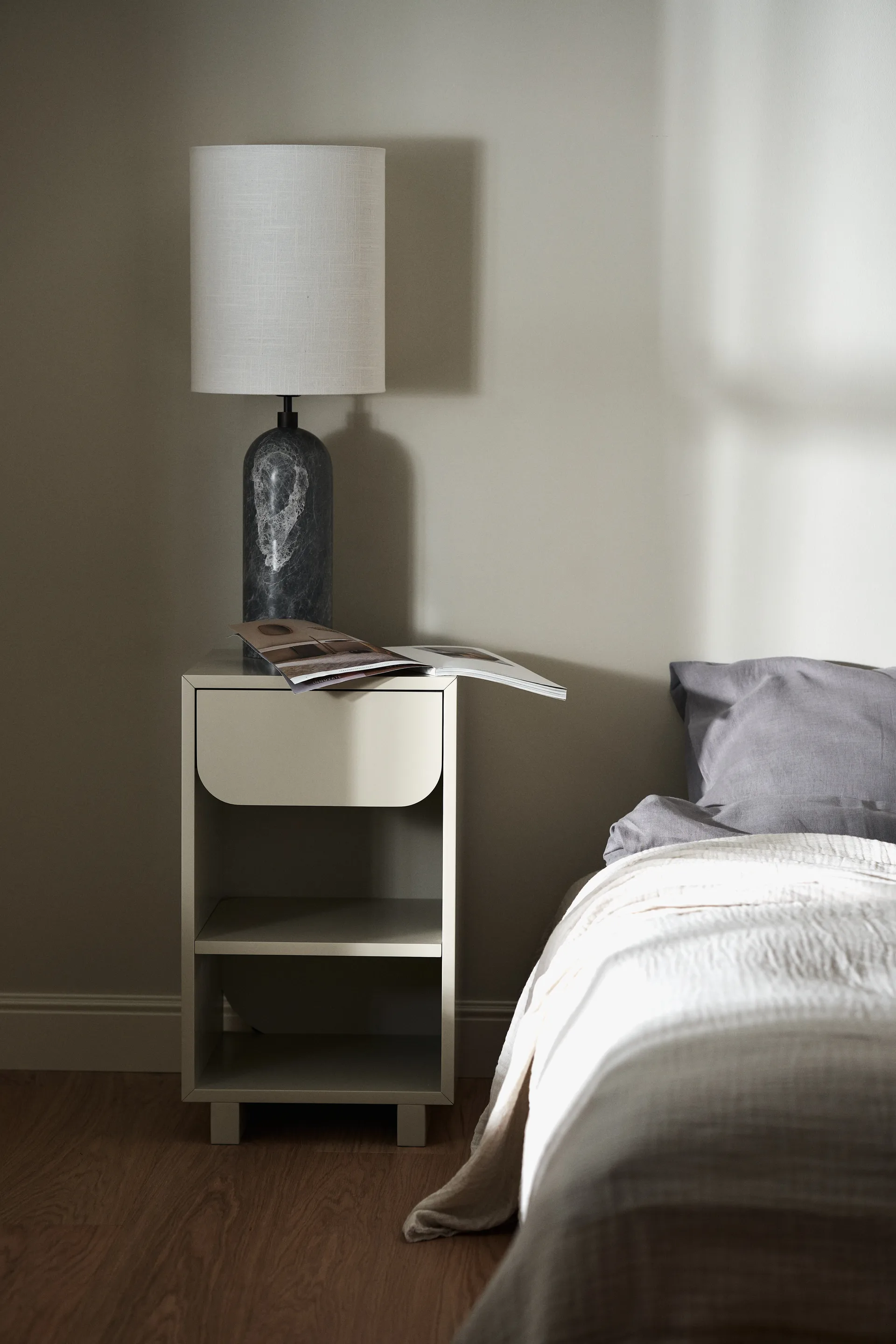 Table de chevet Vidja, Sable 1898