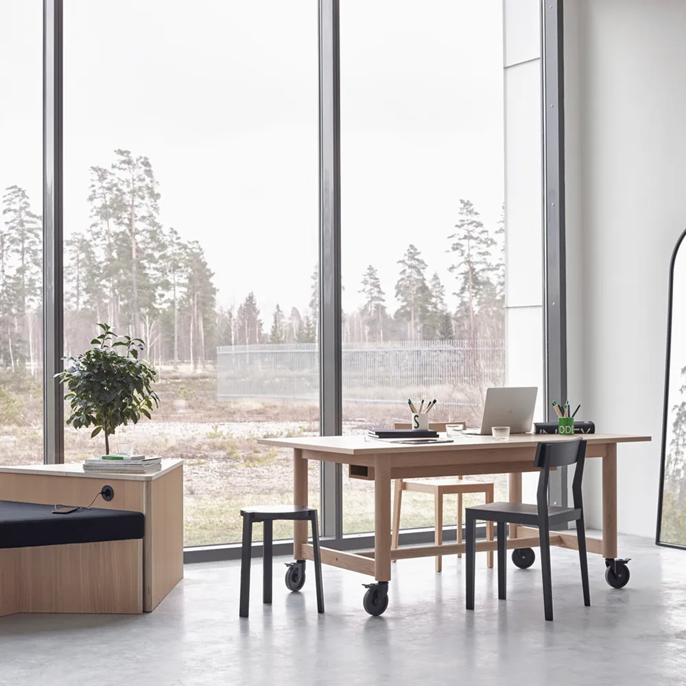 Bureau Connect, chêne huilé blanc, roues noires, h73 A2