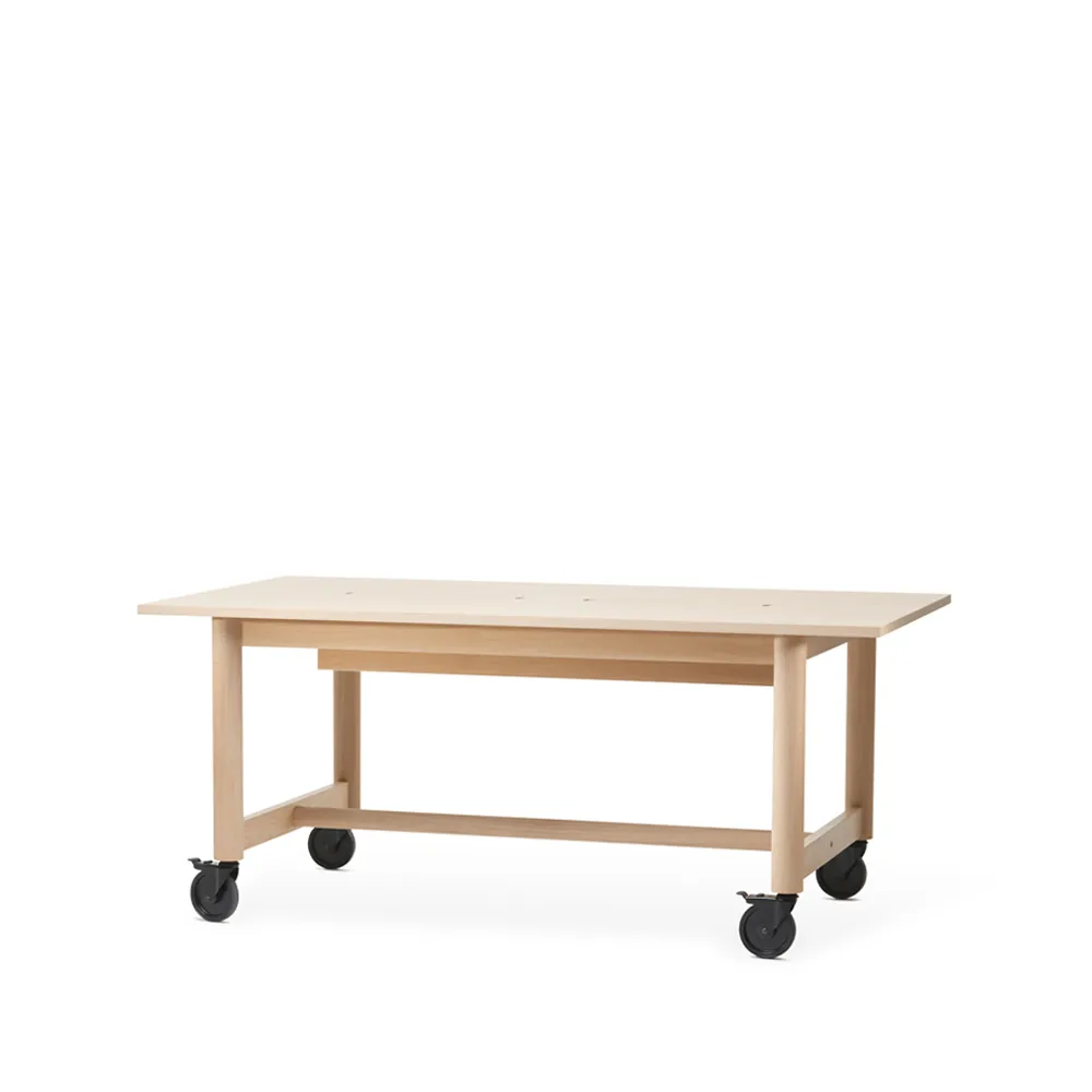 Bureau Connect, chêne huilé blanc, roues noires, h73 A2