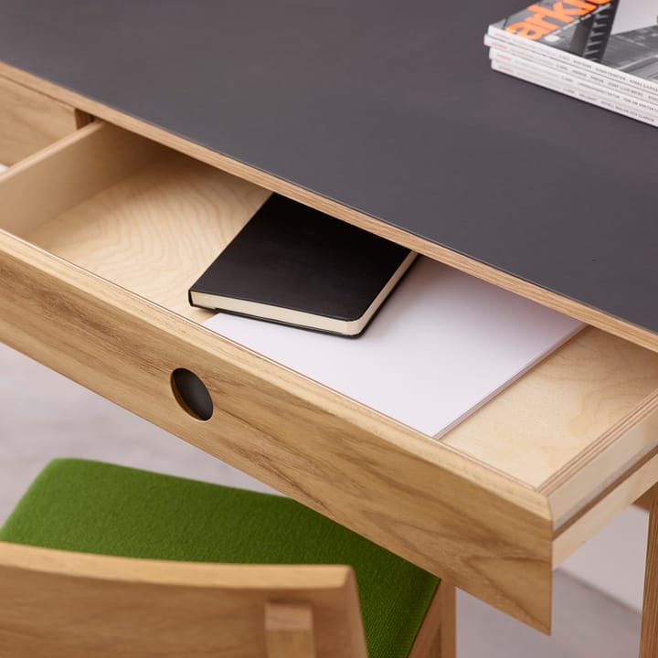 Bureau Mind, linoléum noir, tiroirs et pieds en chêne huilé blanc A2