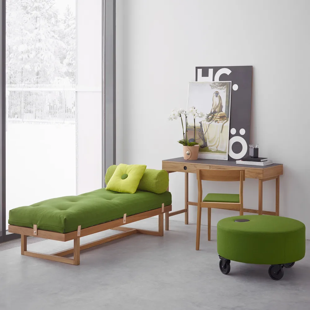 Lit banquette Stay, tissu vert, cadre en chêne huilé blanc A2