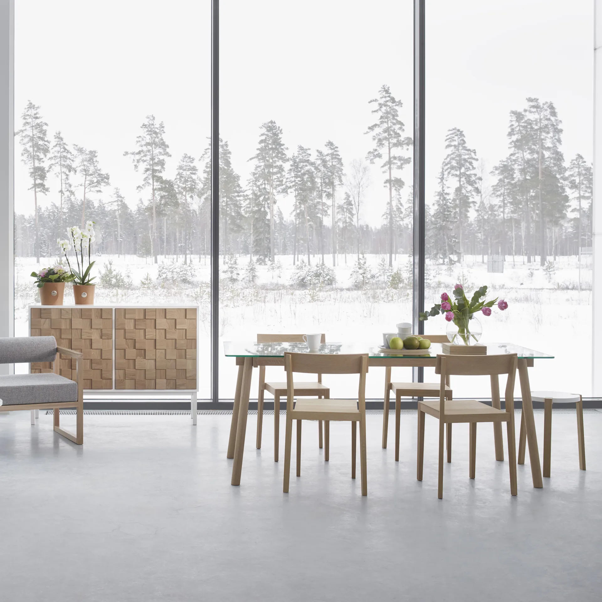 Table à manger Corners, chêne lasuré noir, verre A2