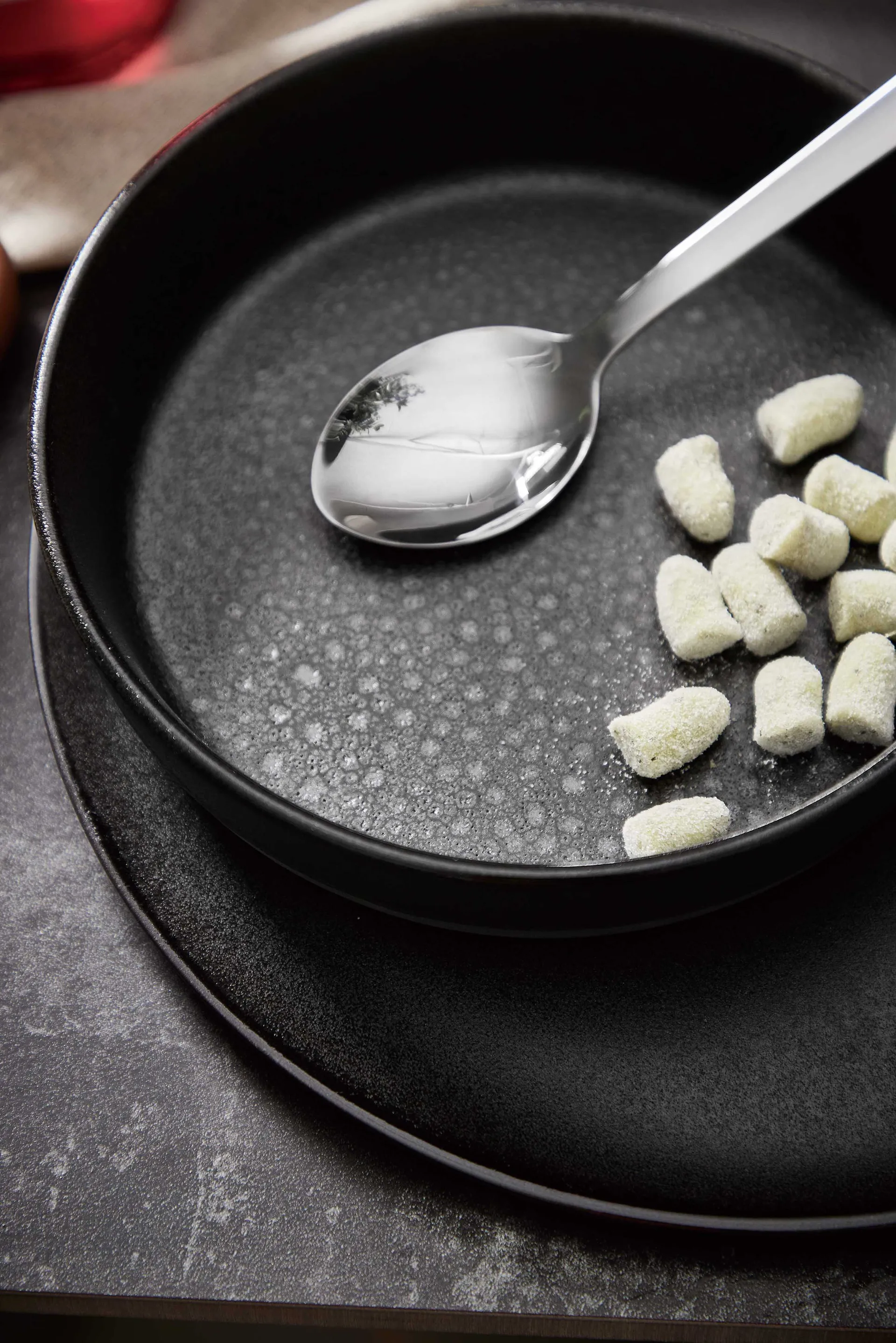 Assiette creuse Raw Ø19,4 cm, Titanium black Aida