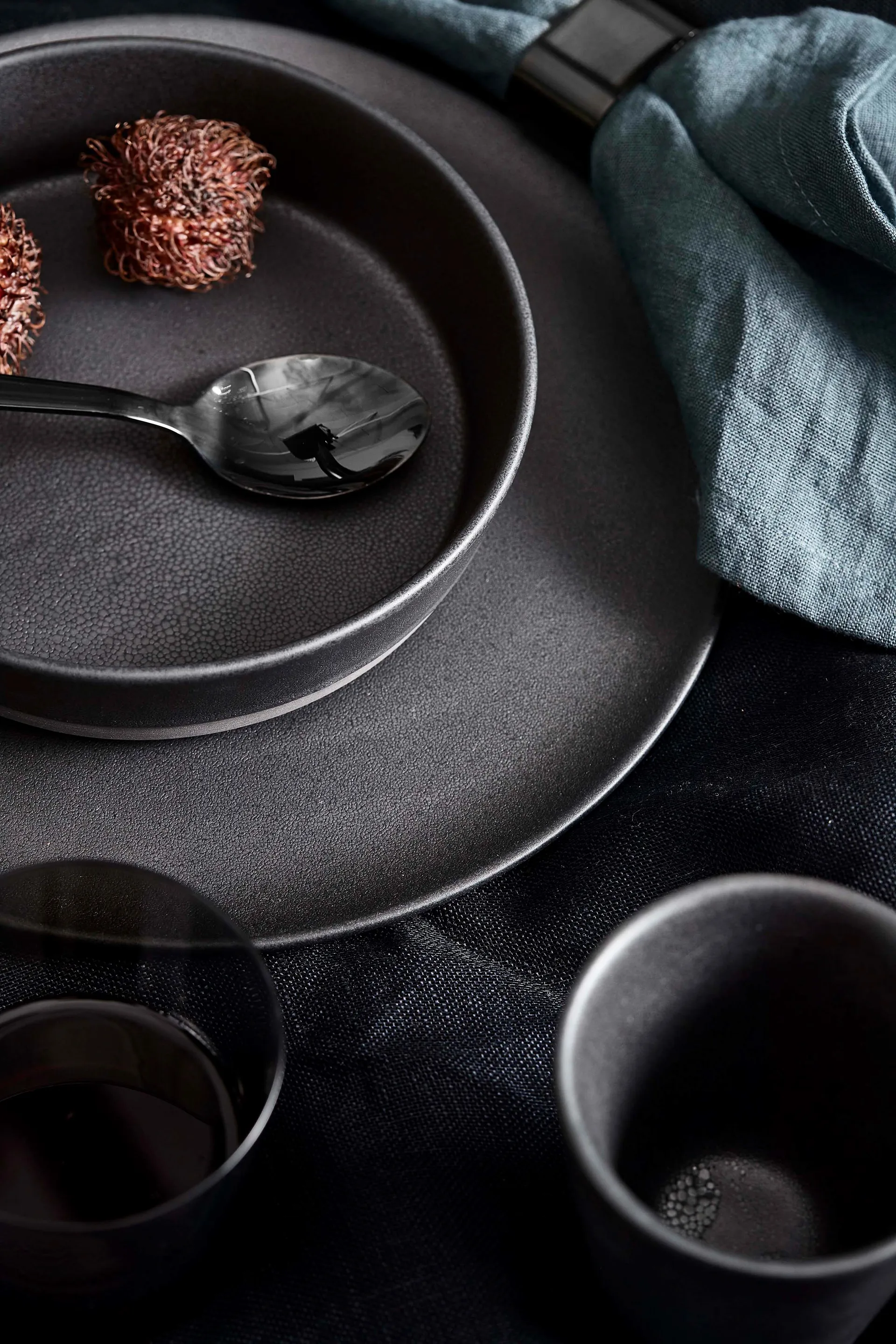 Assiette creuse Raw Ø19,4 cm, Titanium black Aida