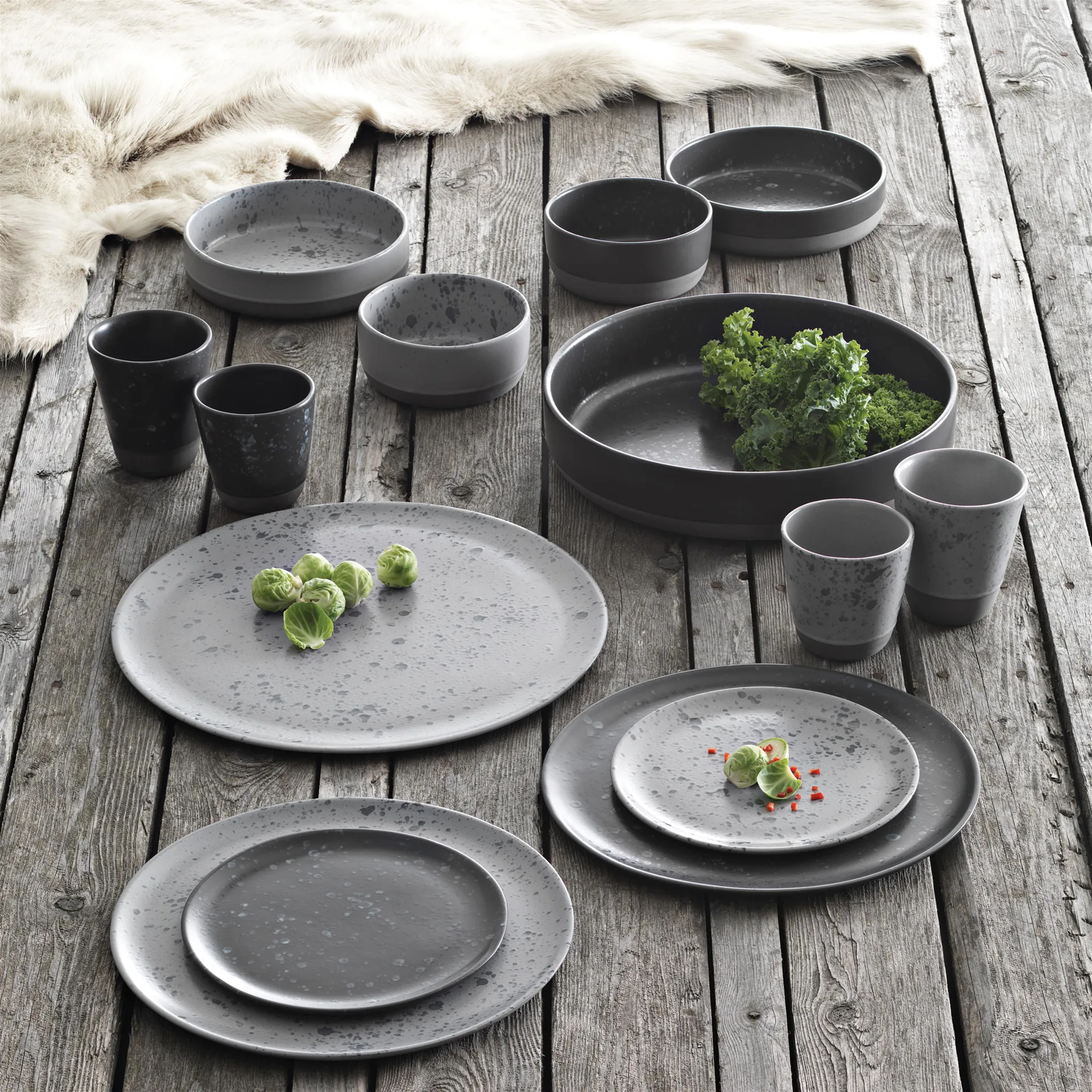 Assiette Raw Ø20 cm, gris à pois Aida