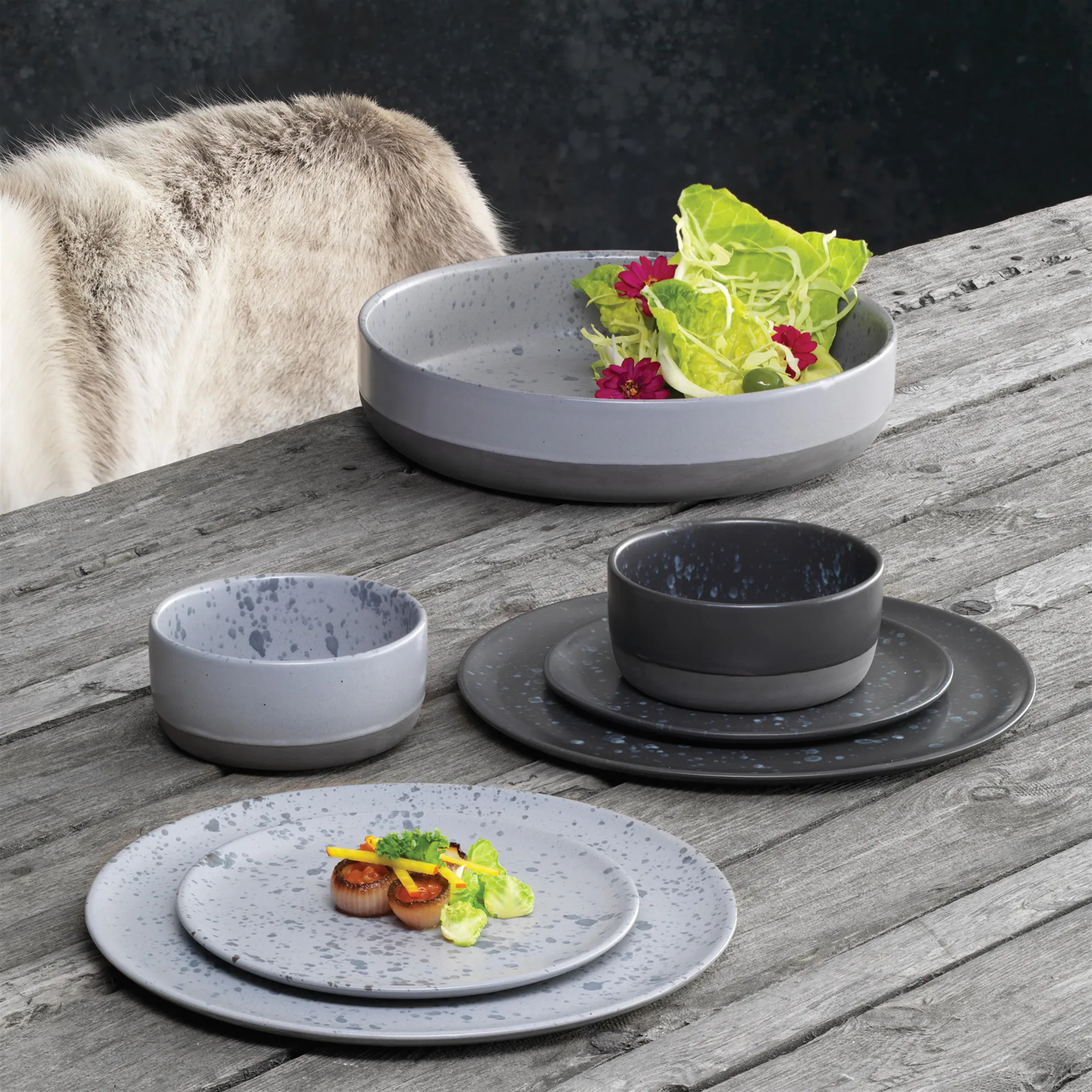 Assiette Raw Ø20 cm, gris à pois Aida