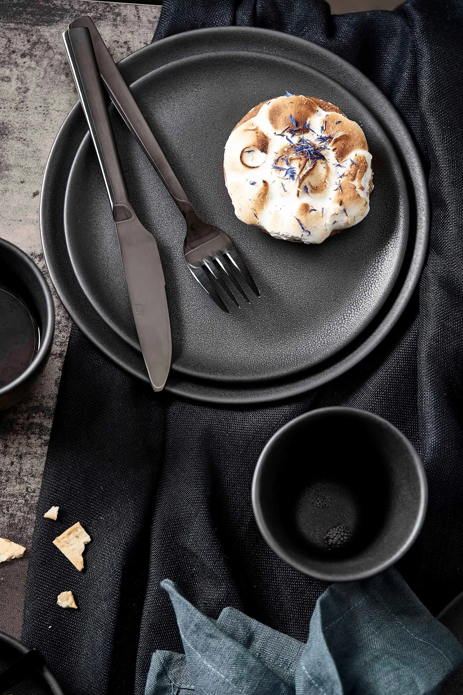 Assiette Raw Ø20 cm, Titanium black Aida