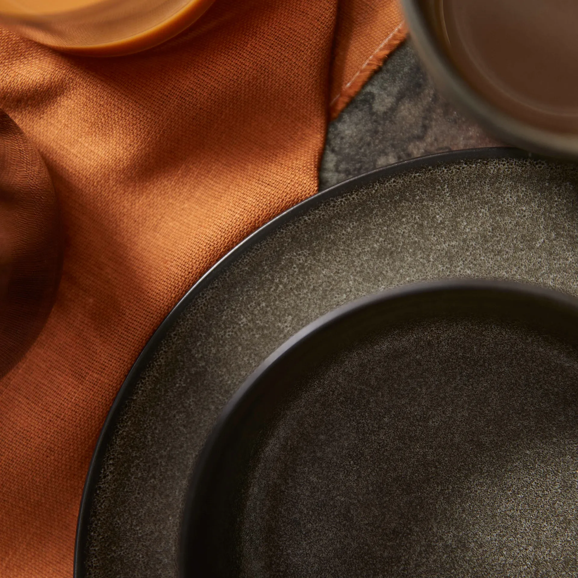 Assiette Raw Ø23 cm, Forest brown Aida
