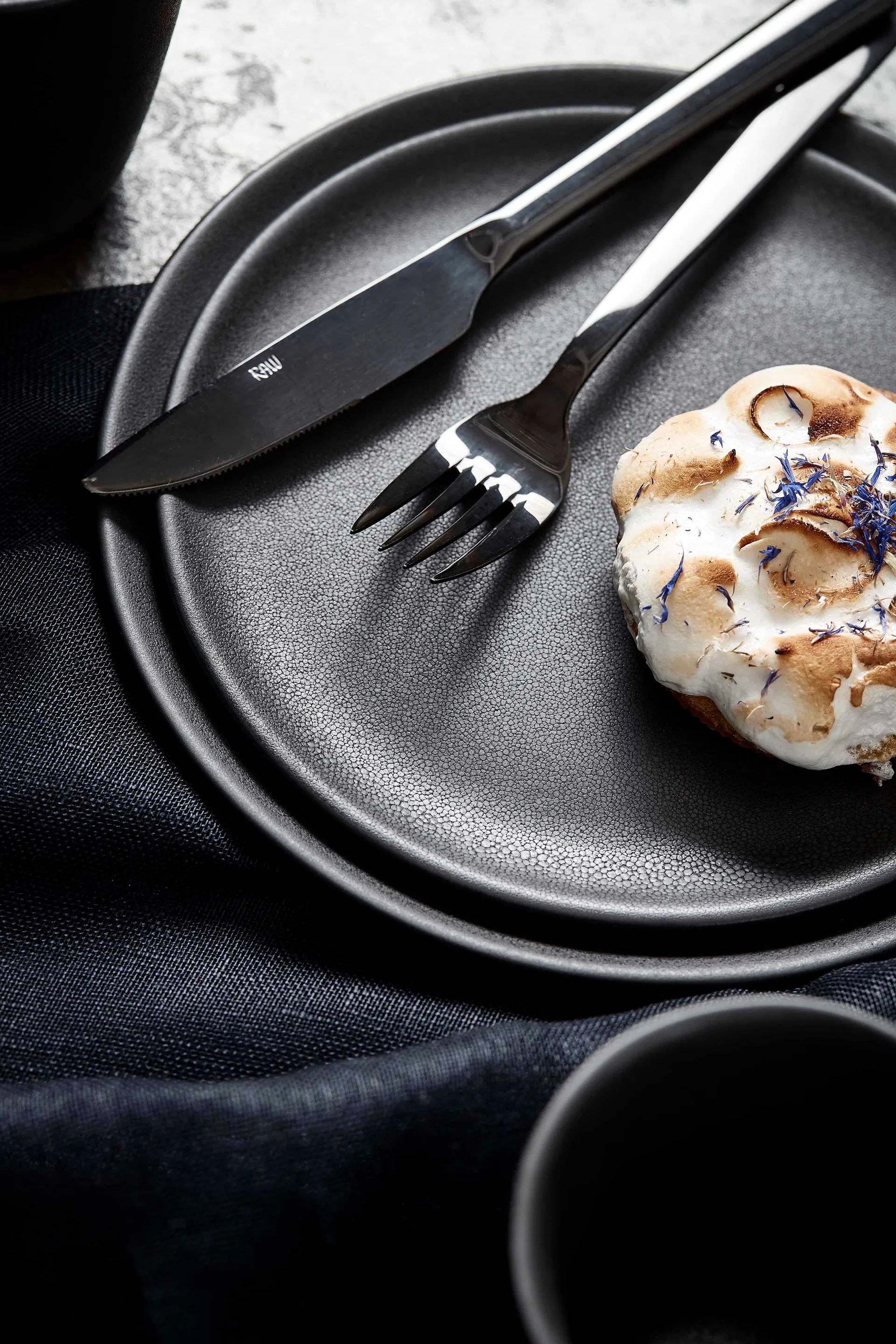 Assiette Raw Ø23 cm, Titanium black Aida