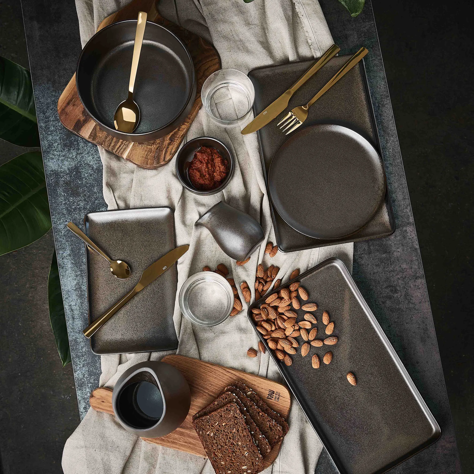 Assiette Raw 23,5 x 15 cm, Metallic brown Aida