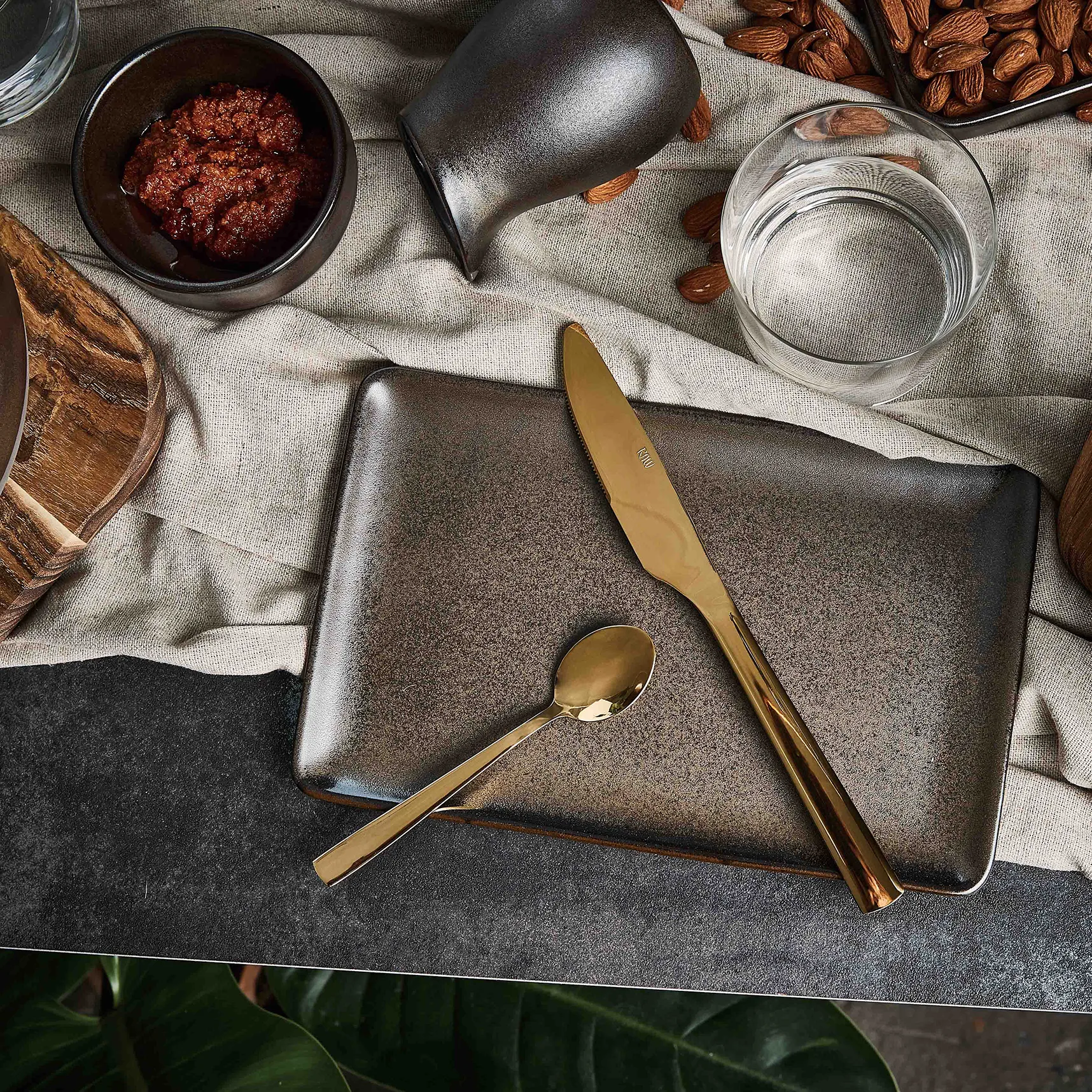 Assiette Raw 23,5 x 15 cm, Metallic brown Aida