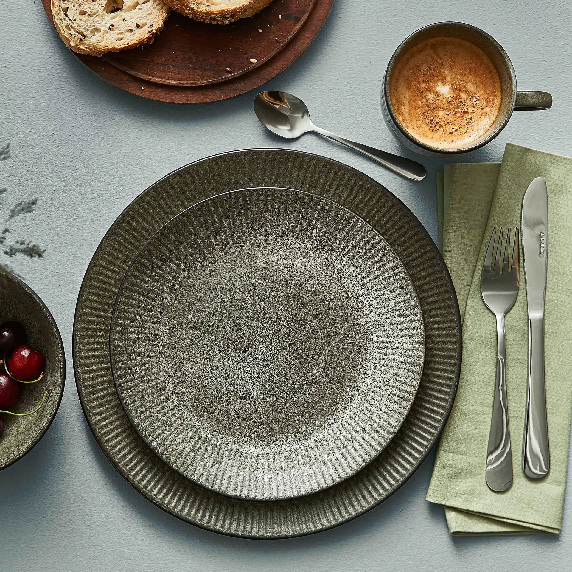 Assiette Relief 22 cm, Gris Aida