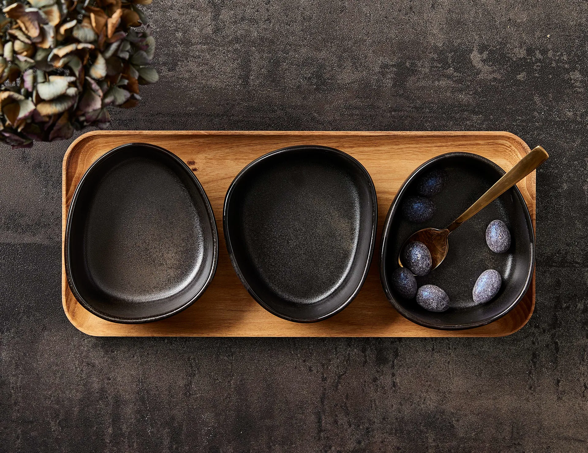 Ensemble de bols Raw Organic avec plateau en bois, Noir titane Aida