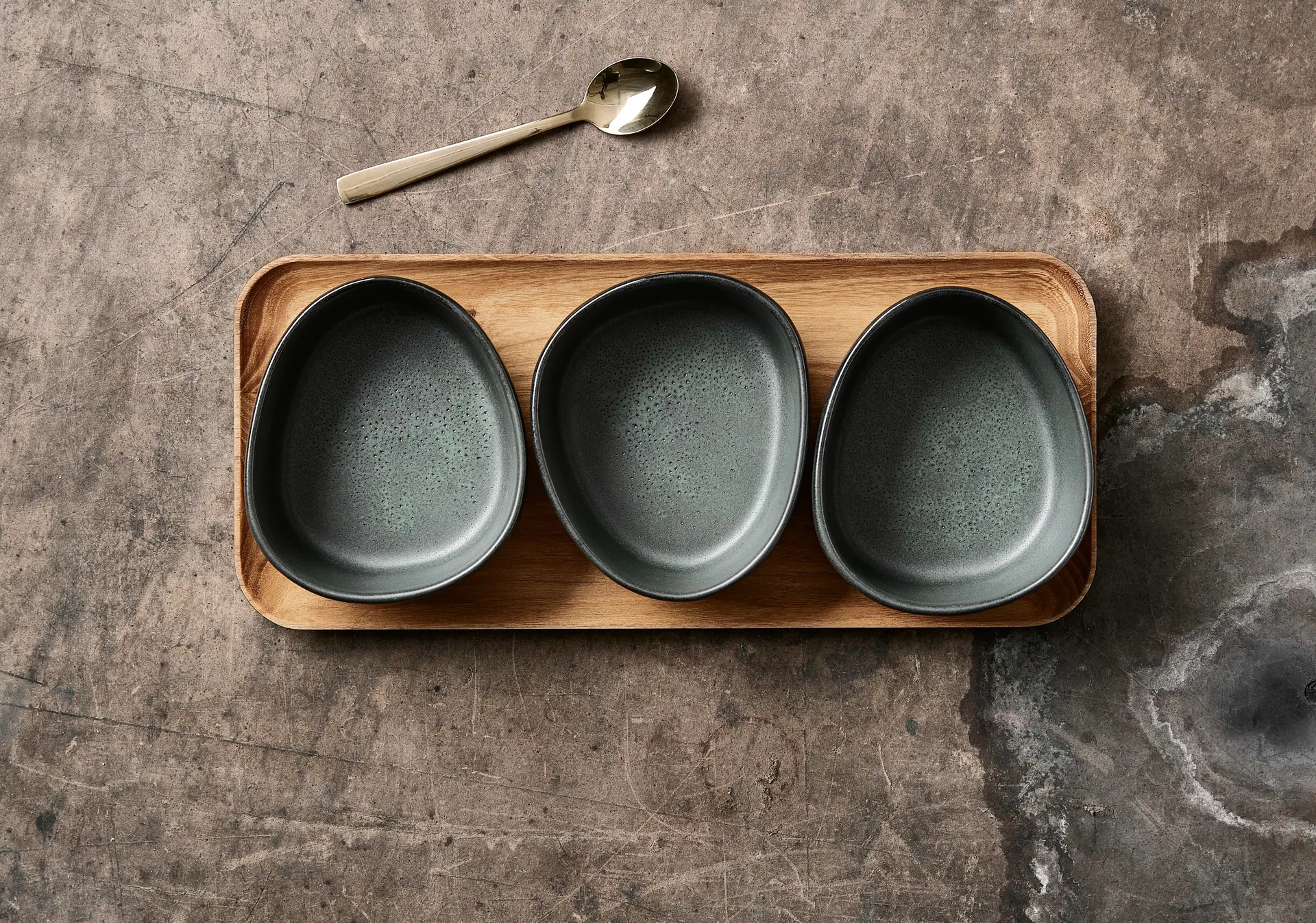 Ensemble de bols Raw Organic avec plateau en bois, Northern Green Aida