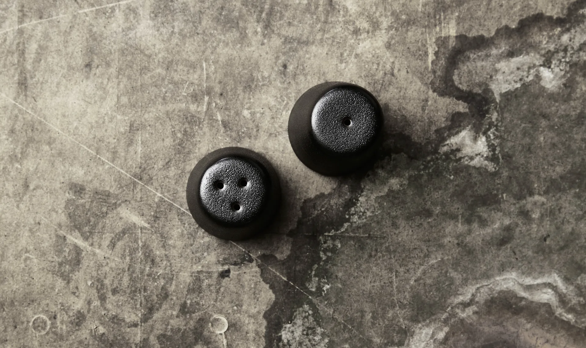 Ensemble sel et poivre Raw, Noir titane Aida