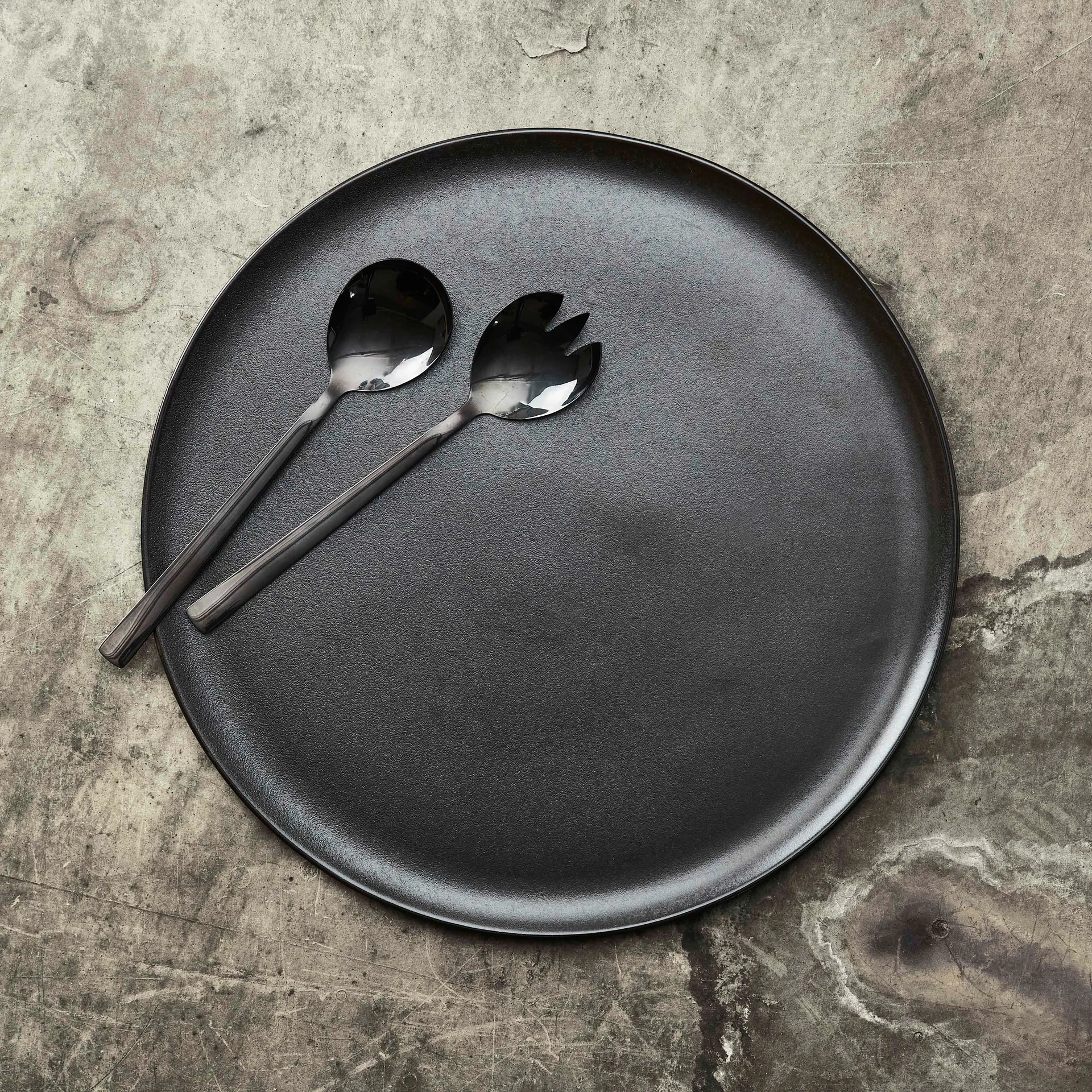 Plat à service Raw Ø 42 cm, Noir titane Aida