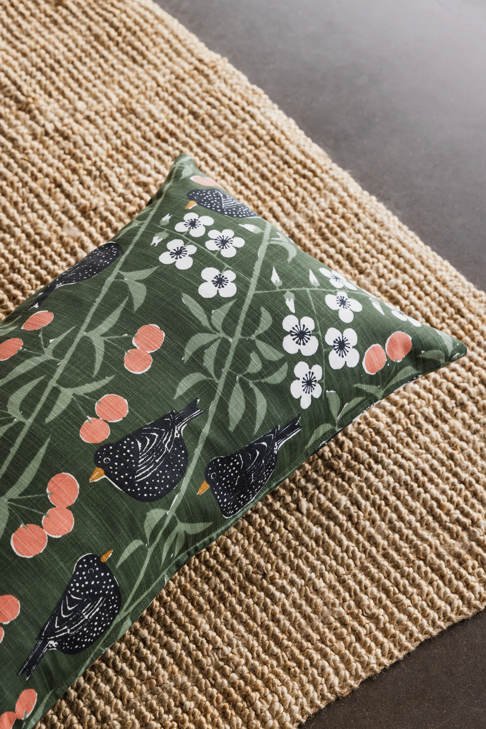 Housse de coussin Körsbärsträdgården, Vert foncé 40x70 cm Almedahls