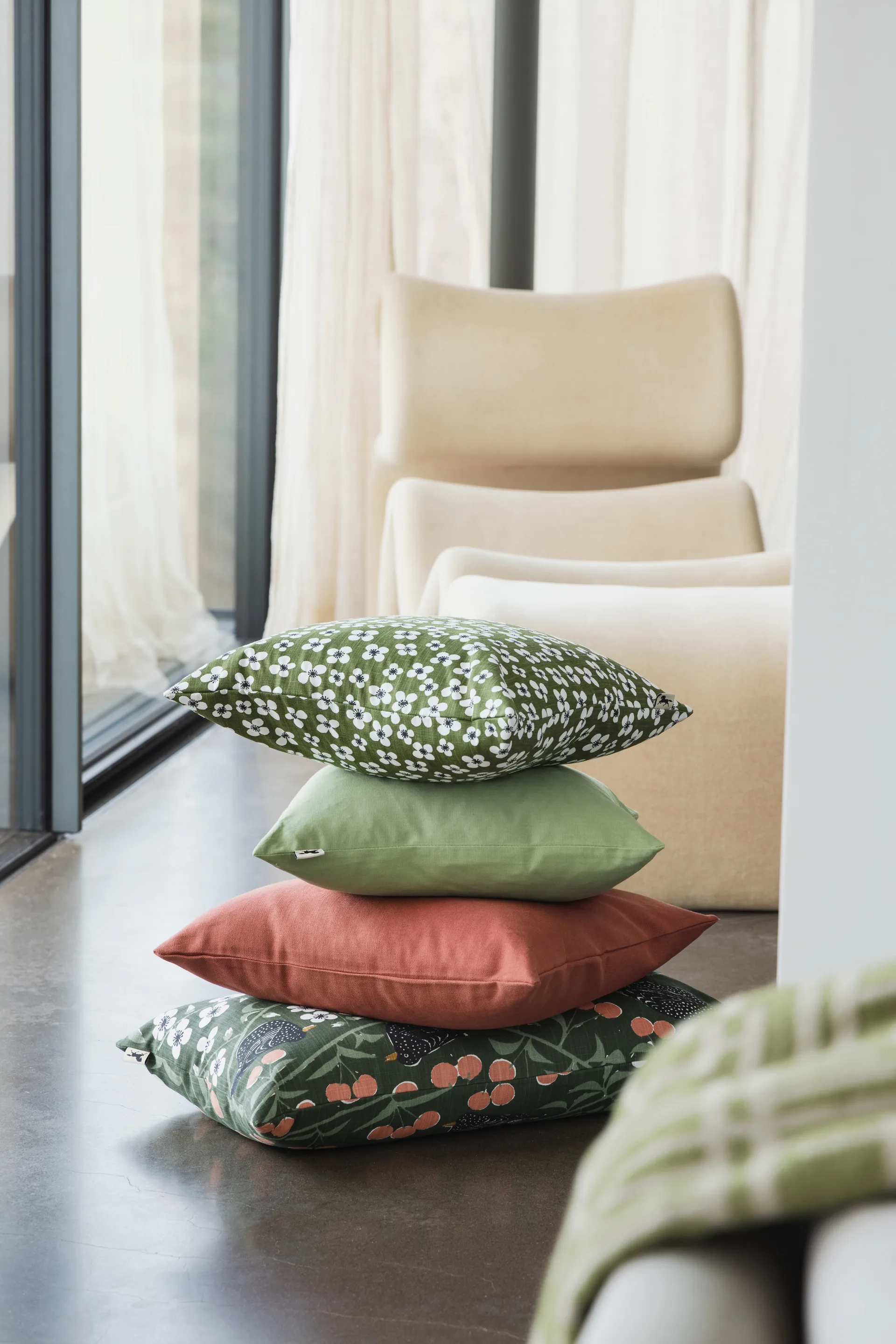 Housse de coussin Körsbärsträdgården, Vert foncé 40x70 cm Almedahls