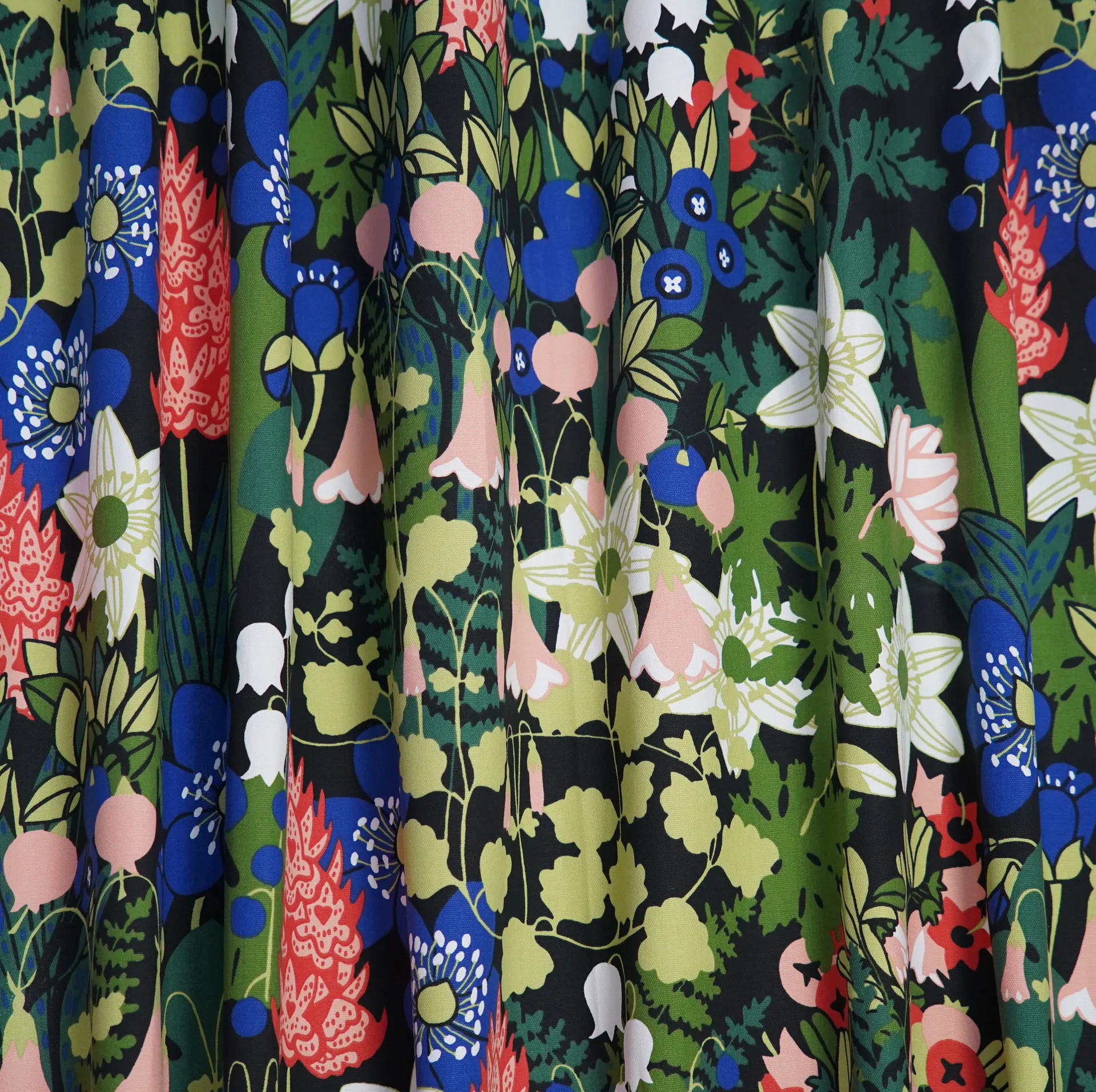 Tissu Skogen, Noir-vert-rose Almedahls