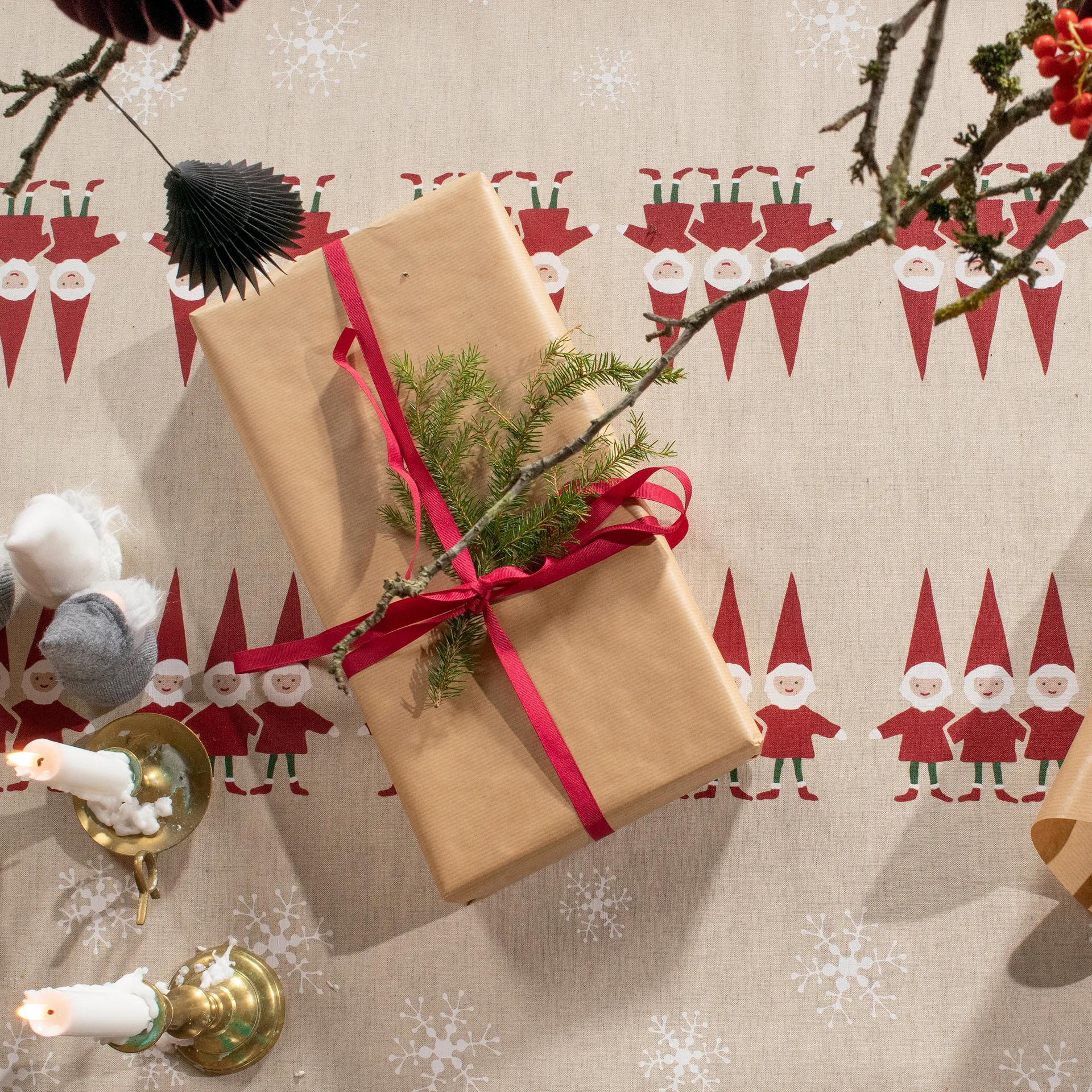 Tissu Tomtenisse grands pères Noël, Beige Almedahls