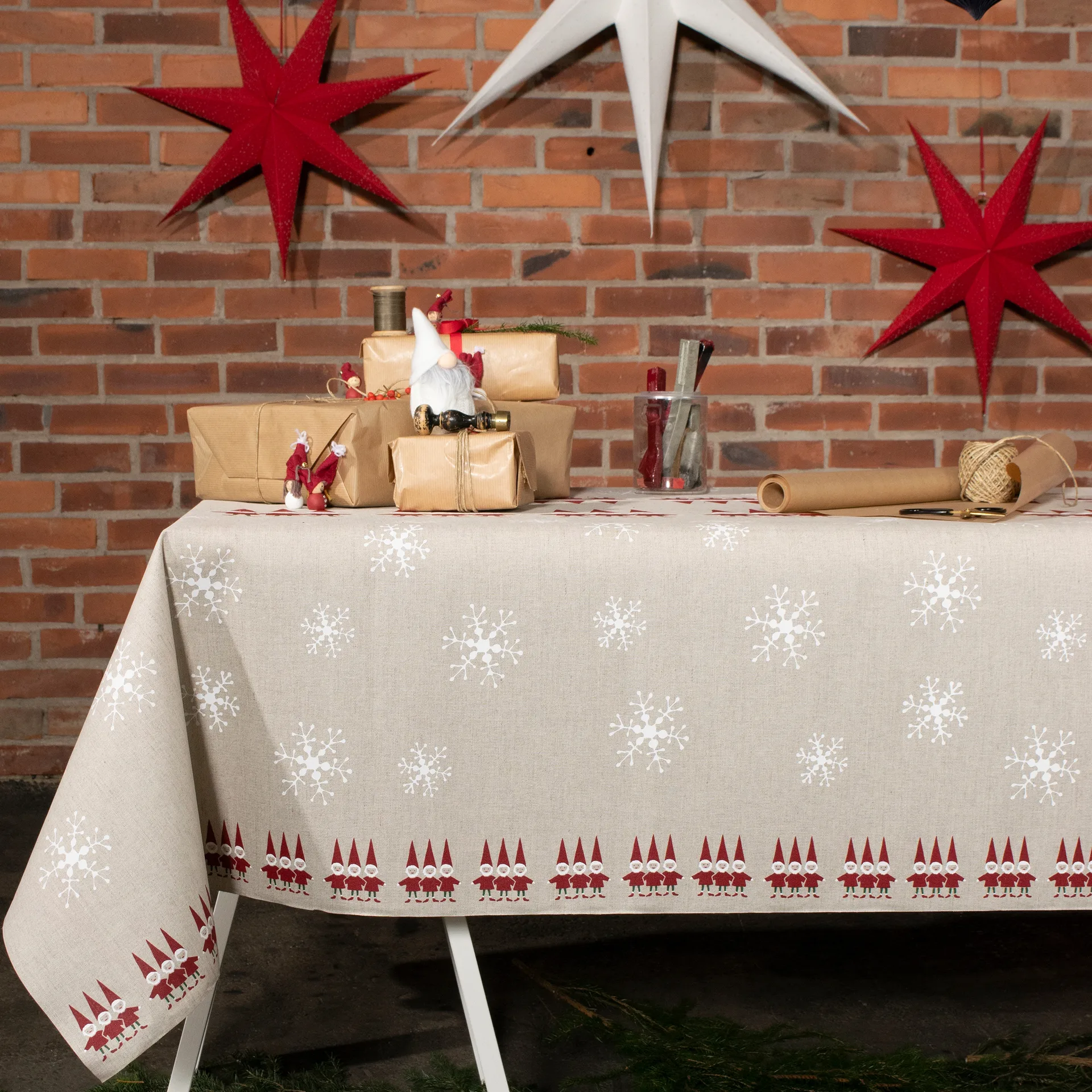 Tissu Tomtenisse grands pères Noël, Beige Almedahls