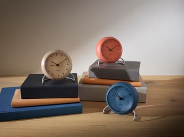 Horloge de table AJ City Hall - Sandy beige - Arne Jacobsen Clocks