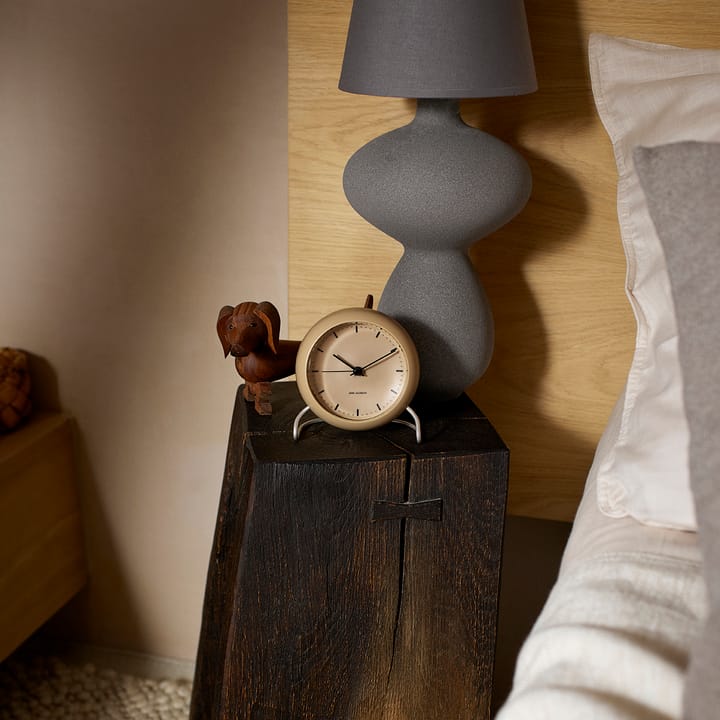 Horloge de table AJ City Hall - Sandy beige - Arne Jacobsen Clocks