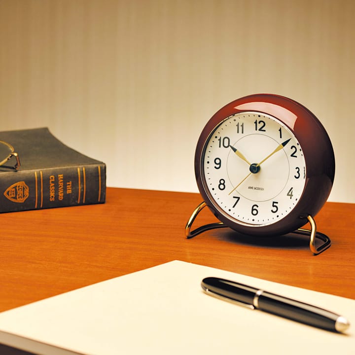Horloge de table Arne Jacobsen rouge bordeaux - bordeaux - Arne Jacobsen Clocks