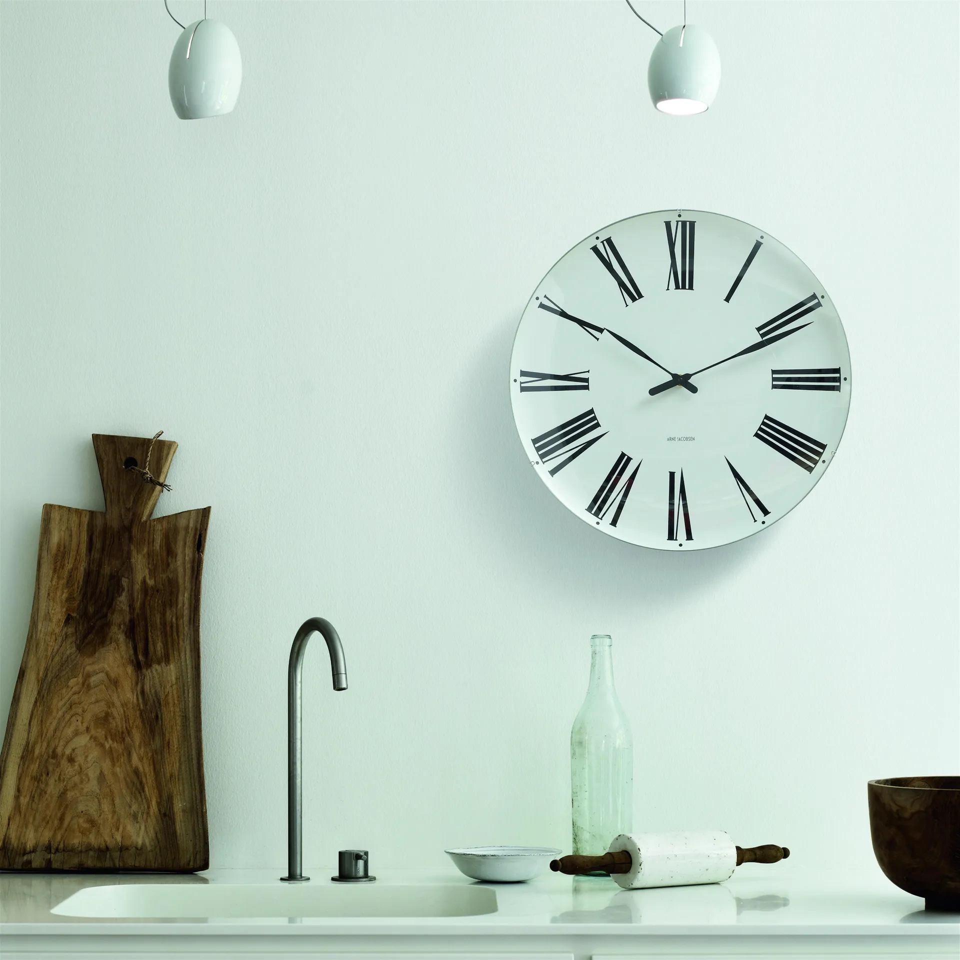 Horloge murale Arne Jacobsen Roman, diamètre 48 cm Arne Jacobsen Clocks