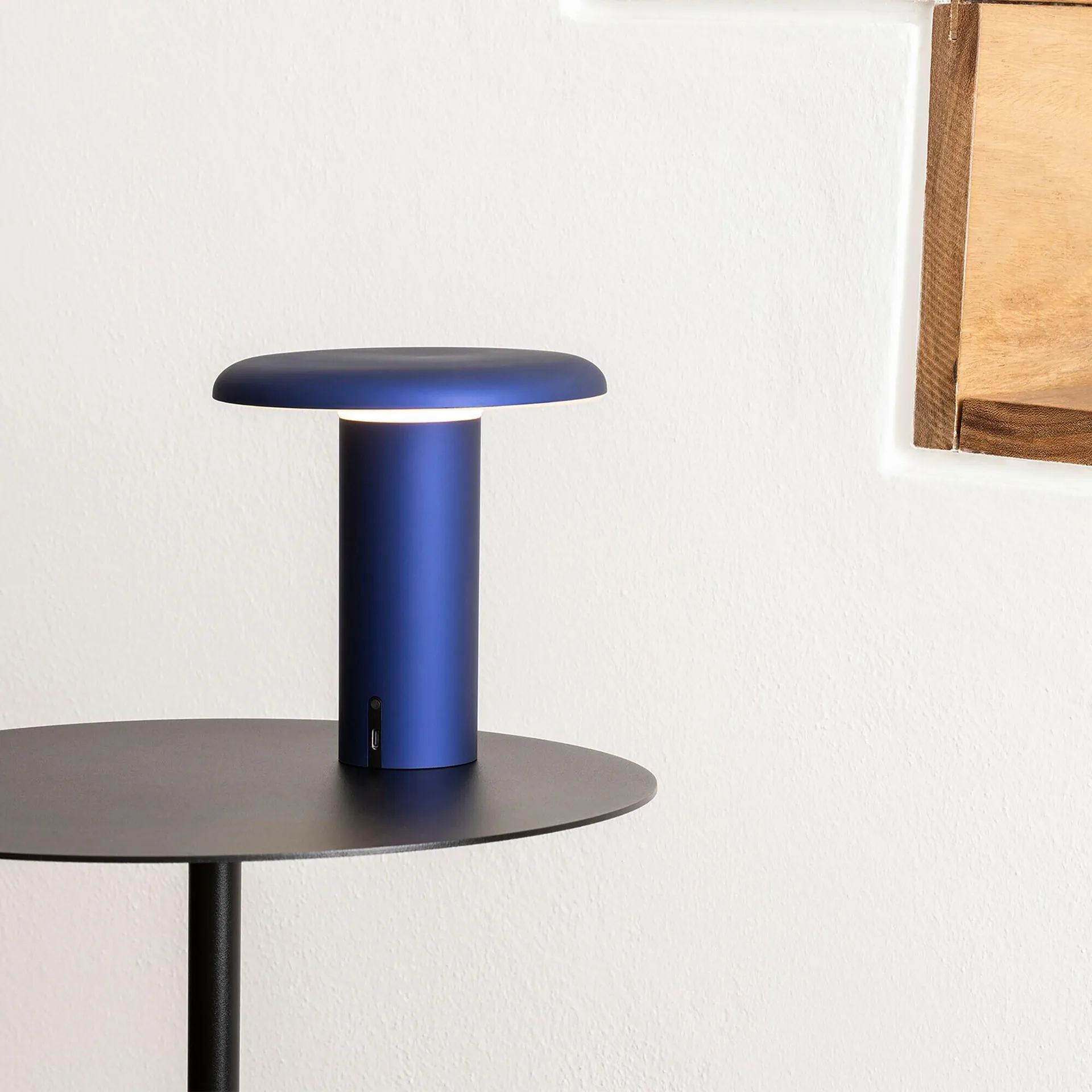 Lampe de table portable Takku de 19 cm, Anodisé bleu Artemide
