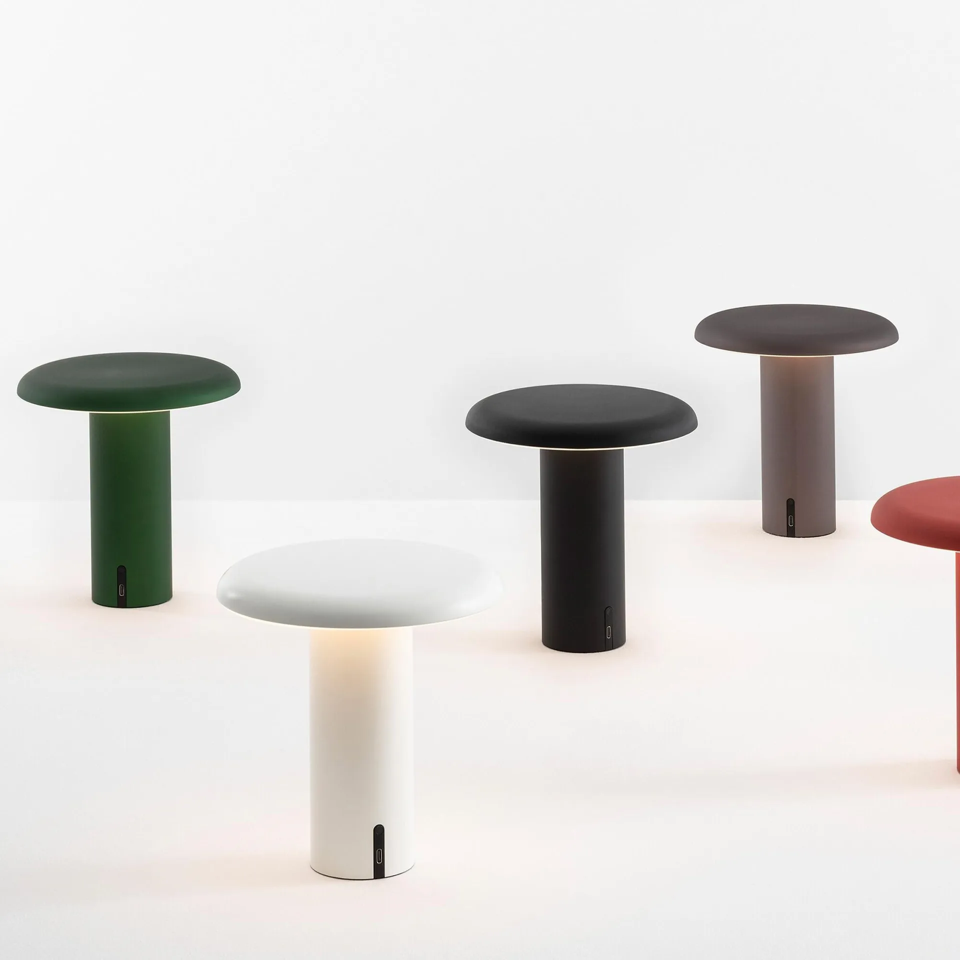 Lampe de table portable Takku de 19 cm, Rouge anodisé Artemide