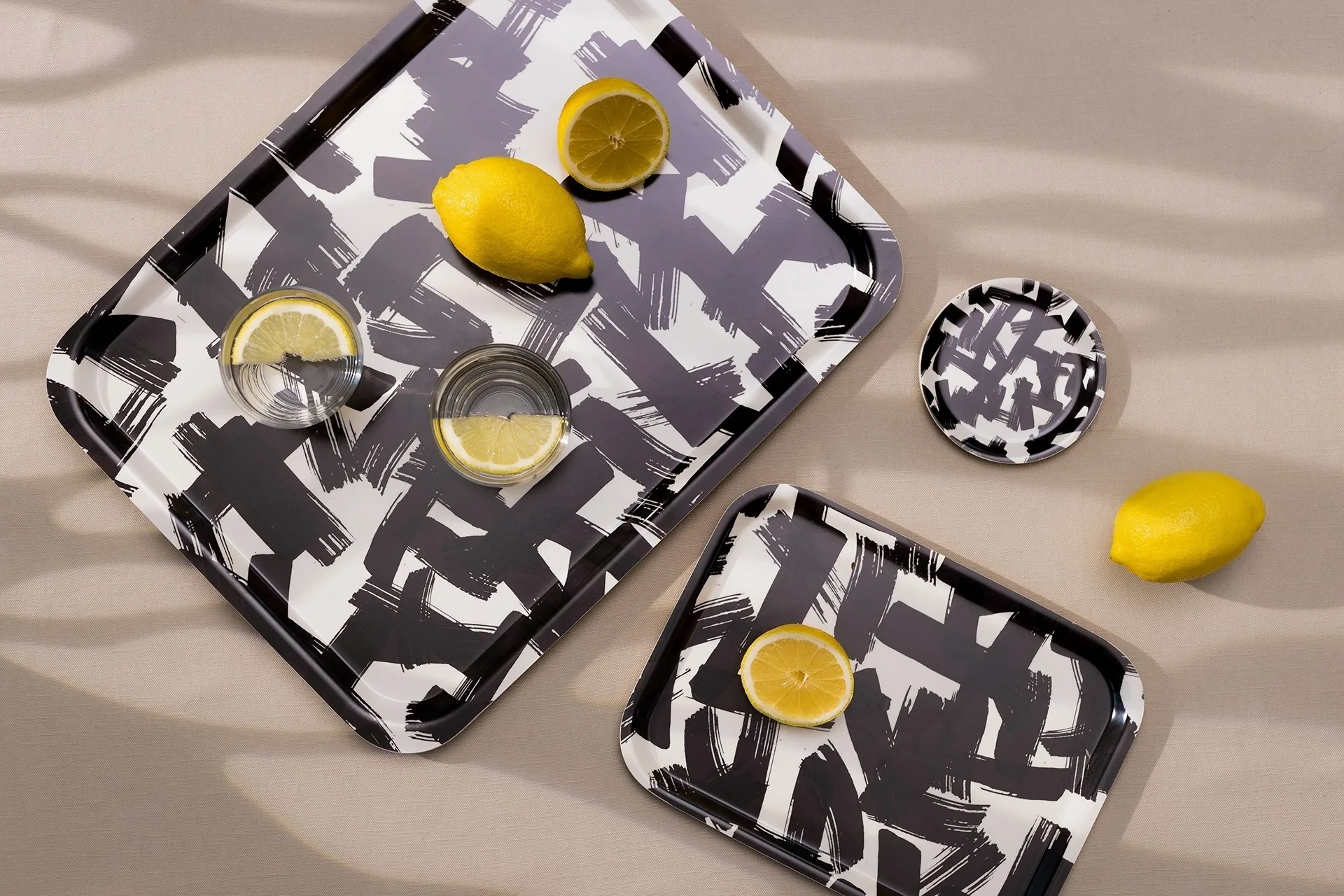 Plateau Kryss 20x27 cm, Black-white Åry Home