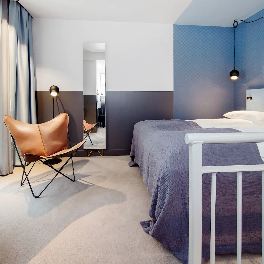 Lampadaire Ogle, laqué noir Ateljé Lyktan