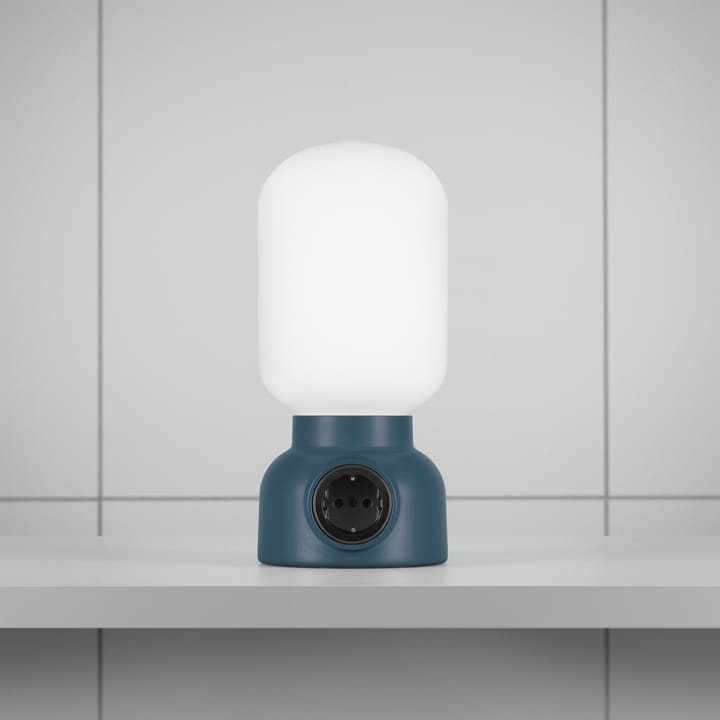Lampe de table Plug, Bleu poudré Ateljé Lyktan
