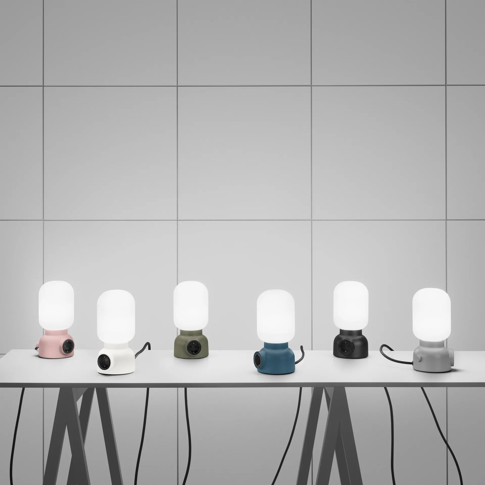 Lampe de table Plug, rose pâle Ateljé Lyktan