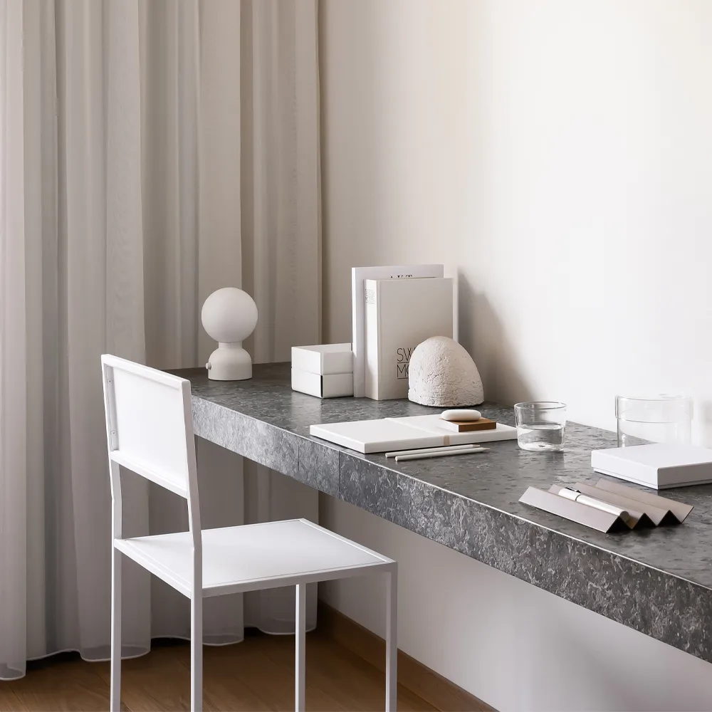 Lampe de table Pluggie, blanc, opaline Ateljé Lyktan