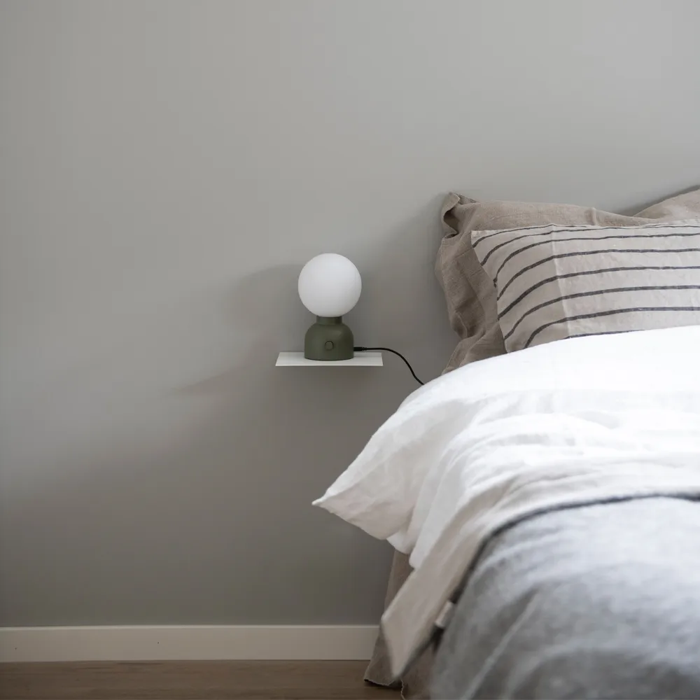 Lampe de table Pluggie, blanc, opaline Ateljé Lyktan