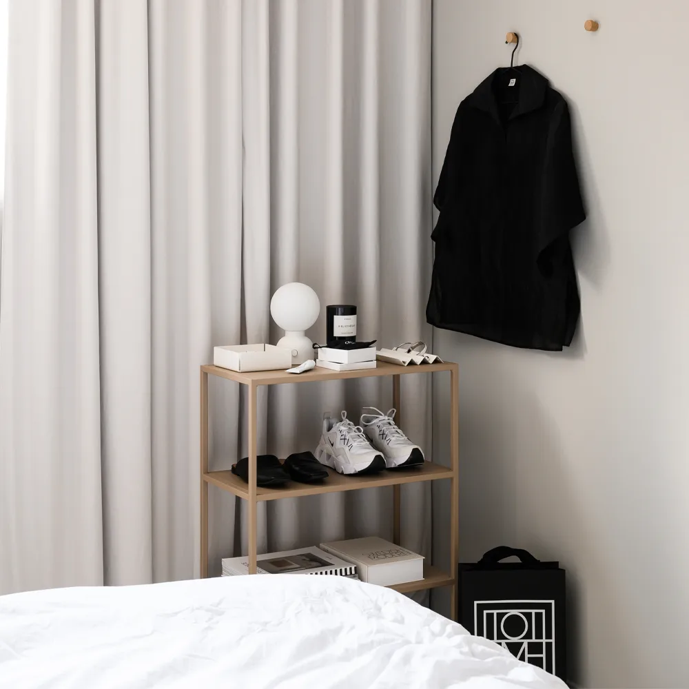 Lampe de table Pluggie, noir, opaline Ateljé Lyktan