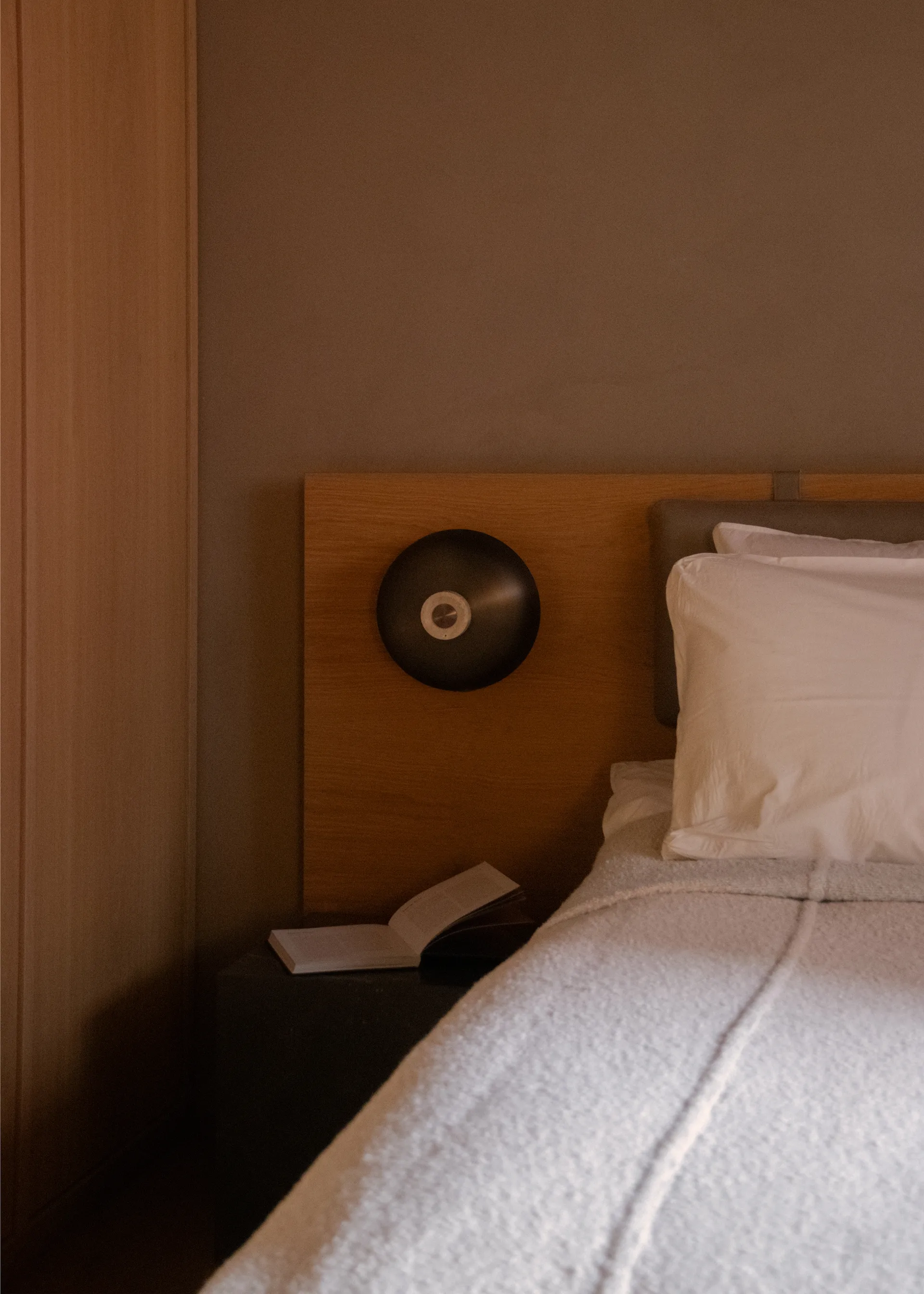 Applique murale installation fixe Reverse, Bronzed aluminium Audo Copenhagen